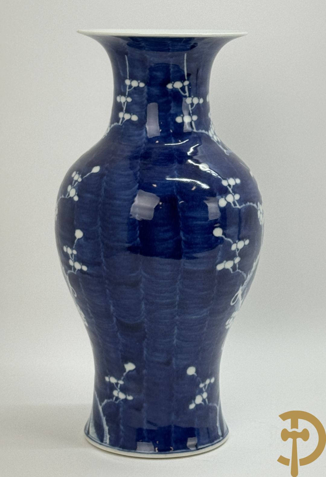 Chinese porseleinen blauw/wit vaas met decor van bloemen op tak