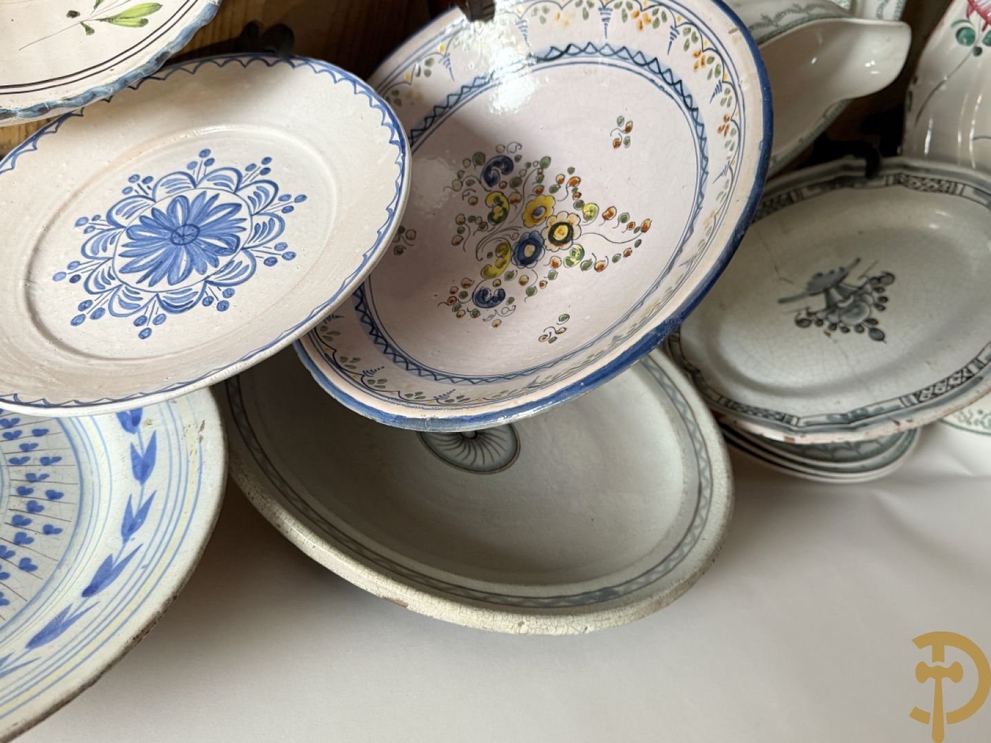 Franse meerkleurige keramieken borden met bloemendecor w.o. Strassbourg + delen van faience servies Grand Boucquet Boch
