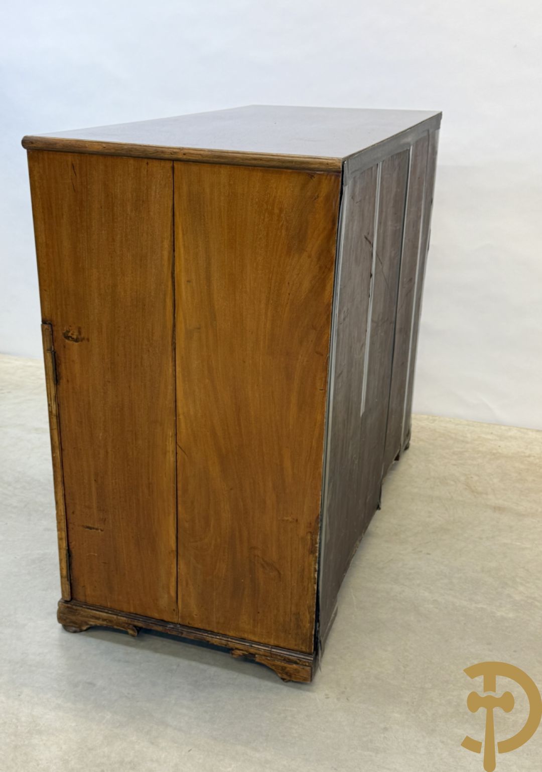 Engelse mahoniehouten tweedeursdresse met ingebouwde secretaire bovenaan