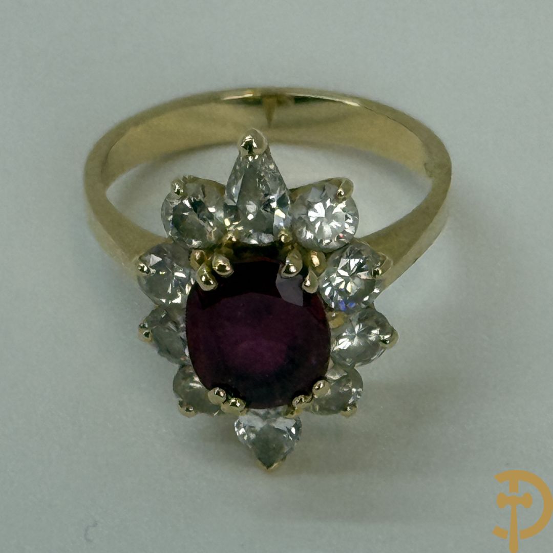 Geelgouden damesring met centrale ovale robijn van 1,53 ct. en 2 peervormige diamanten 0,,43 ct.