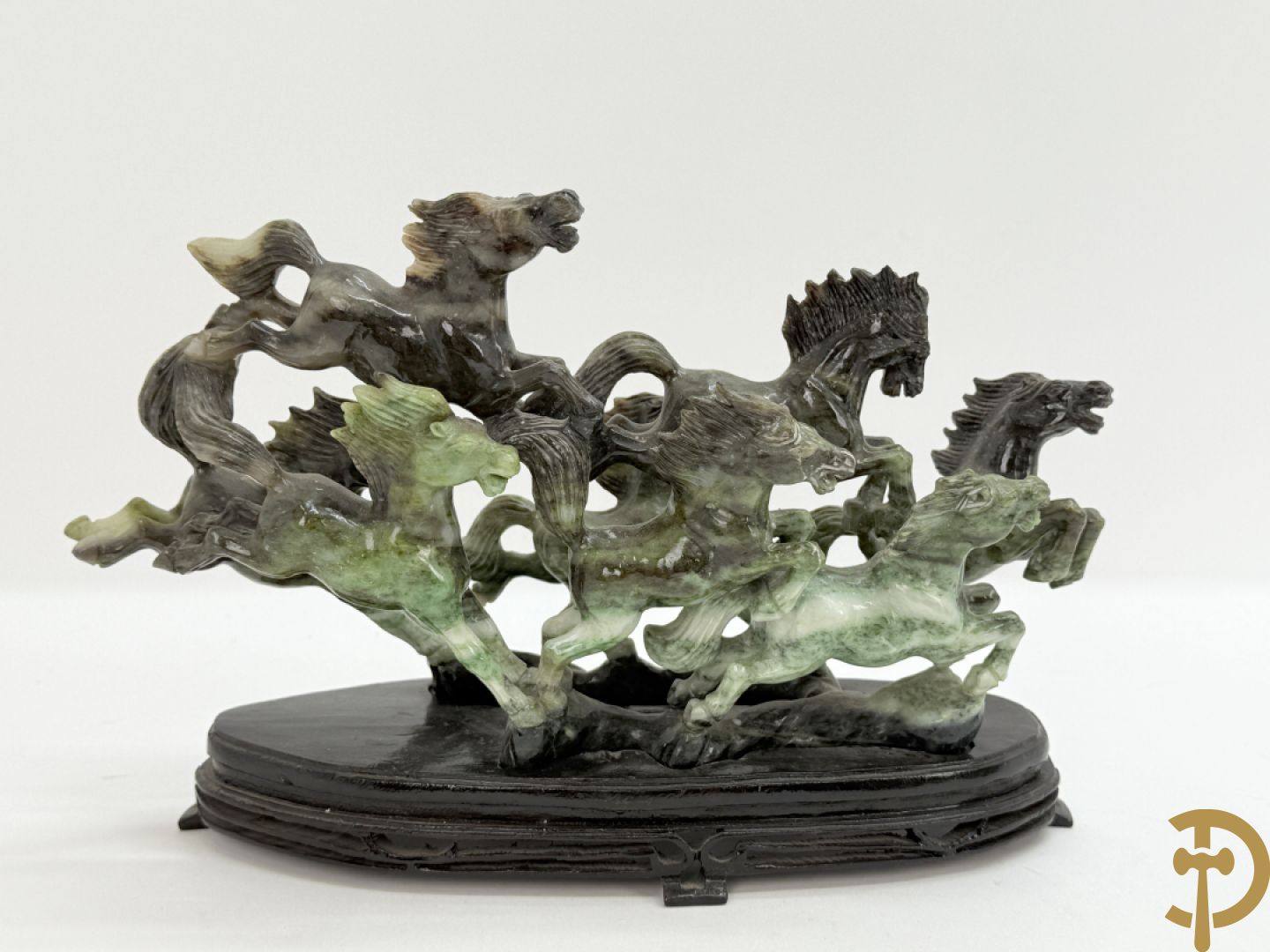Gesculpteerd beeld met 8 galopperende paarden in jadeiet op houten sokkel