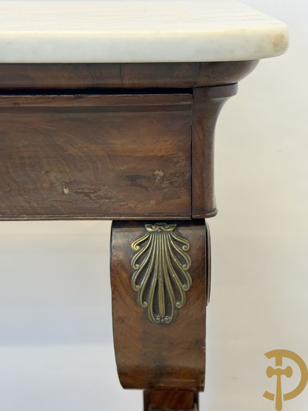 Mahoniehouten console Empire stijl met lade, op voluutvormige klauwepoten en met wit marmeren blad, 19e