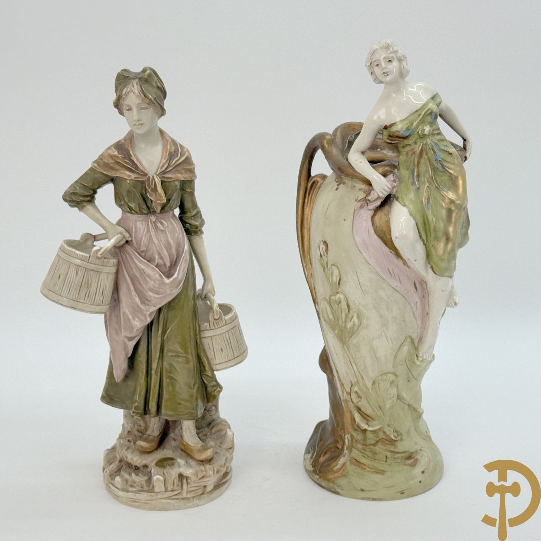 Royal Dux beeld van melkmeisje, onderaan genummeerd 1055 + vaas met zittende dame, Royal Dux stijl