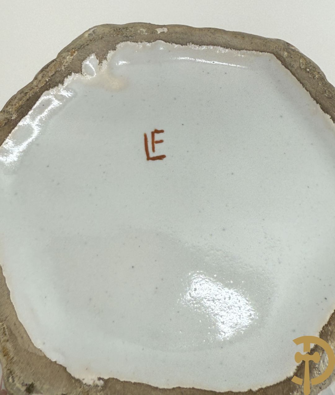 Paar polychrome Delftse zeshoekige dekselvazen met bloemen- en vogeldecor + 4 Strassbourgborden