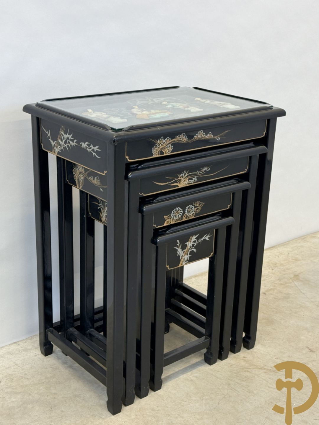 Set Chinese nesttables met geanimeerde scènes van geisha