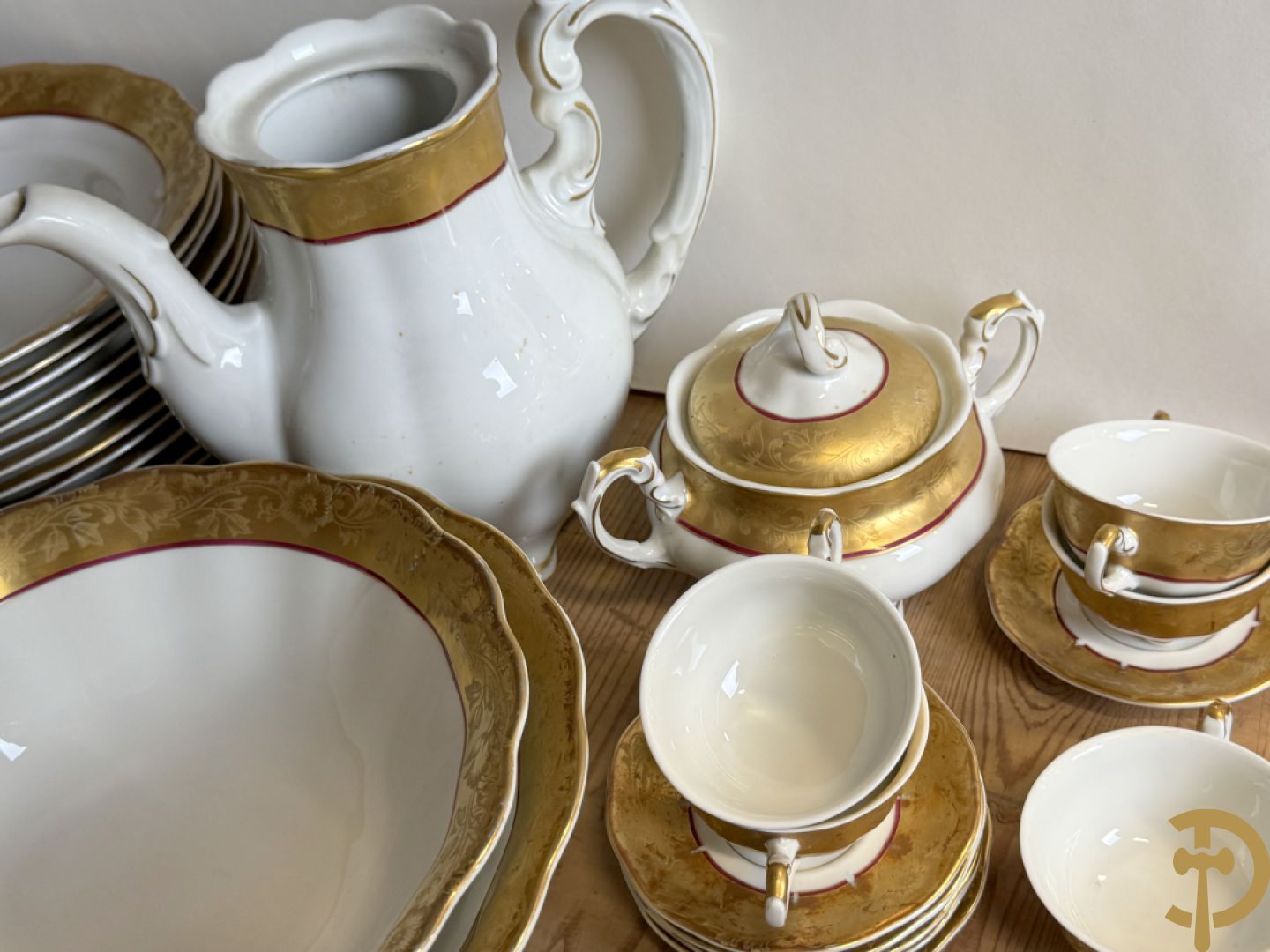 Verguld porseleinen servies met bloemenmotieven