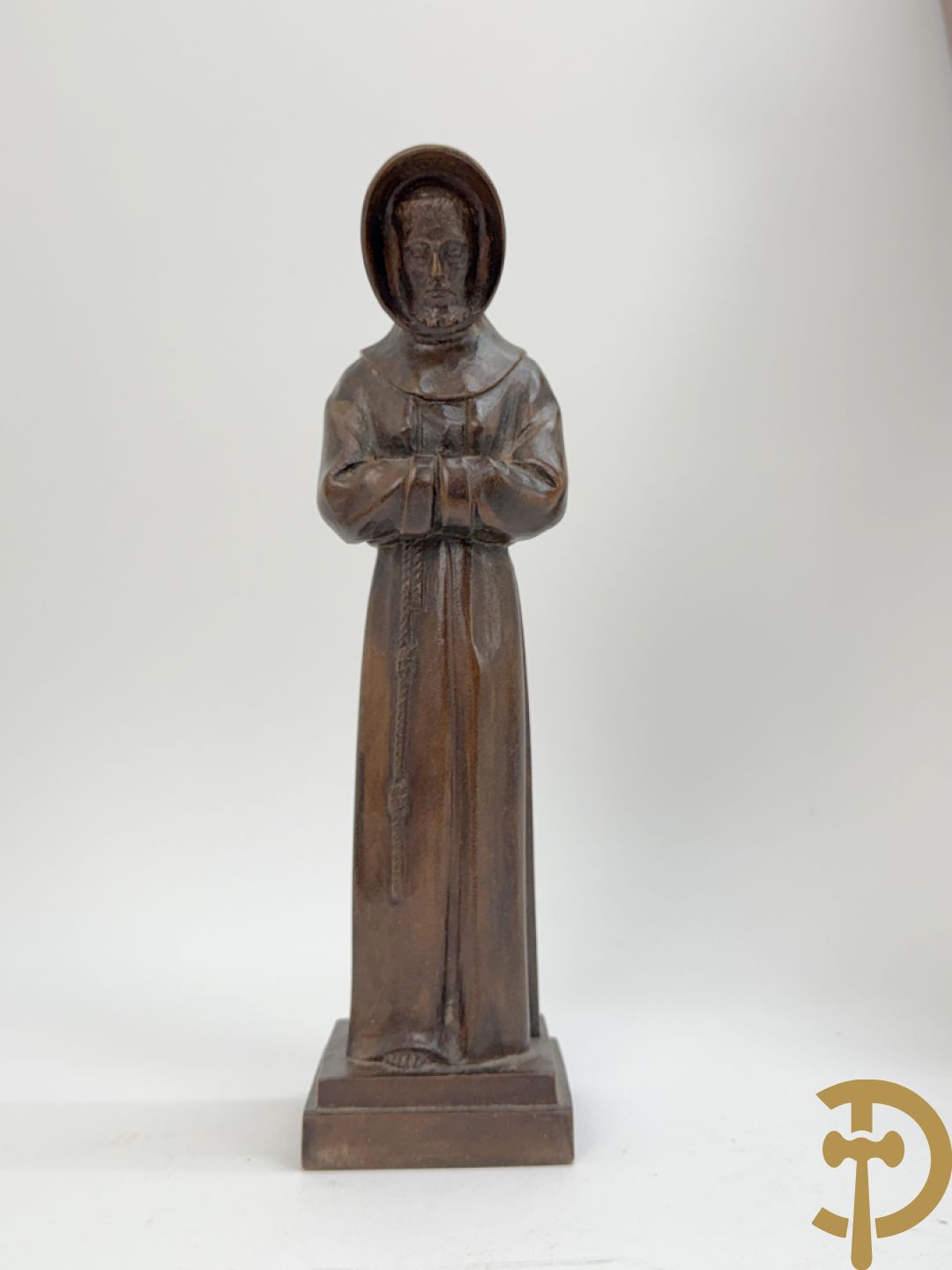 Houtsculptuur van Heilige Théresia Madonna + houtgesculpteerde pater in polyester nis