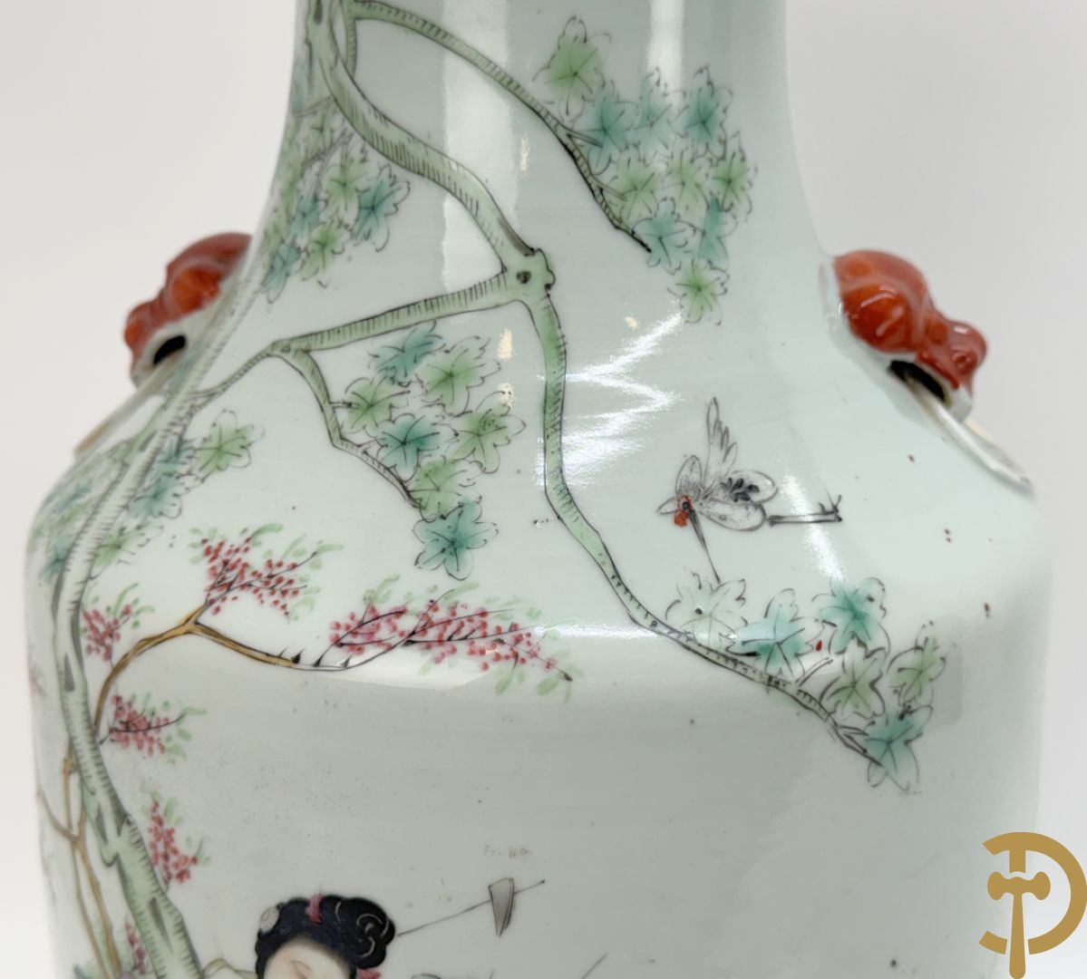 Chinese porseleinen vaas met decor van dames en hert in landschap