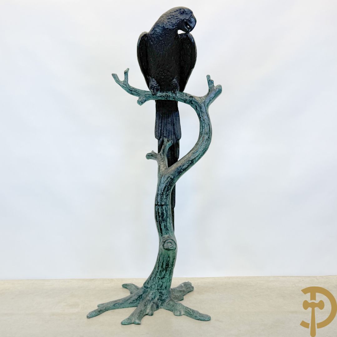 Metalen gepatineerde papegaai op boomstronk