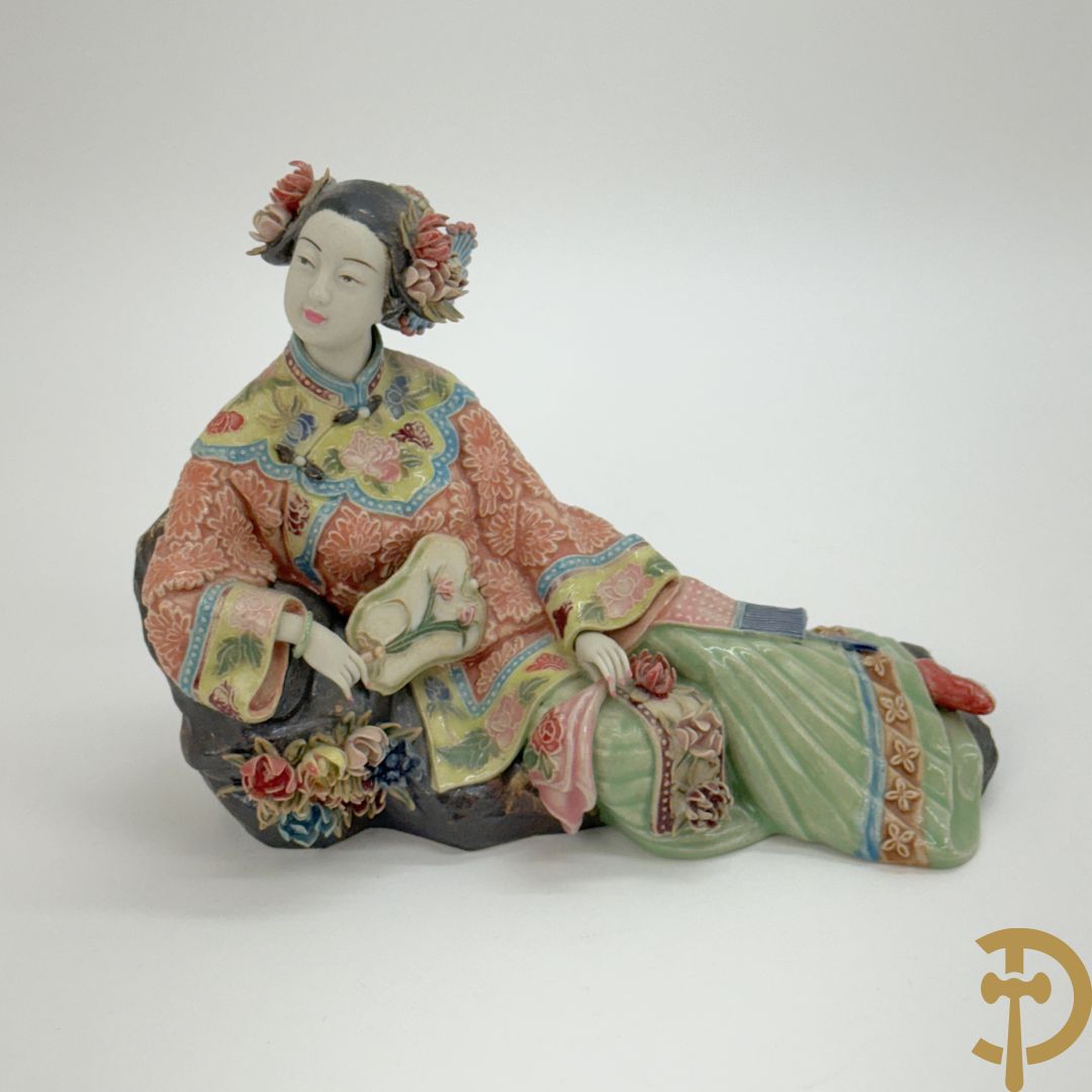 Japanse porseleinen liggende dame met waaier