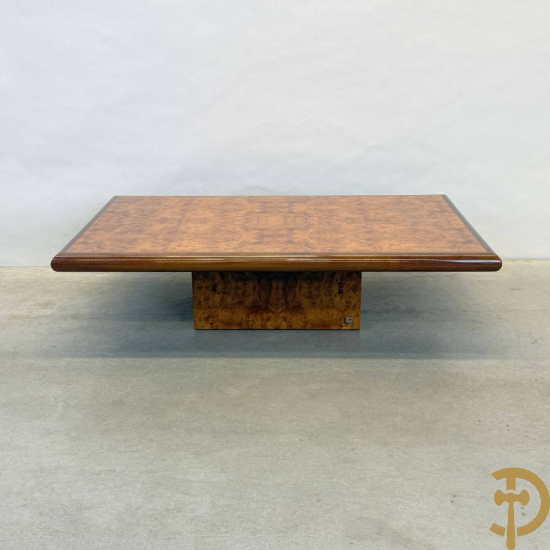 Wortelnotehouten salontafel met notelaren boord, gemerkt Mahay J.C.