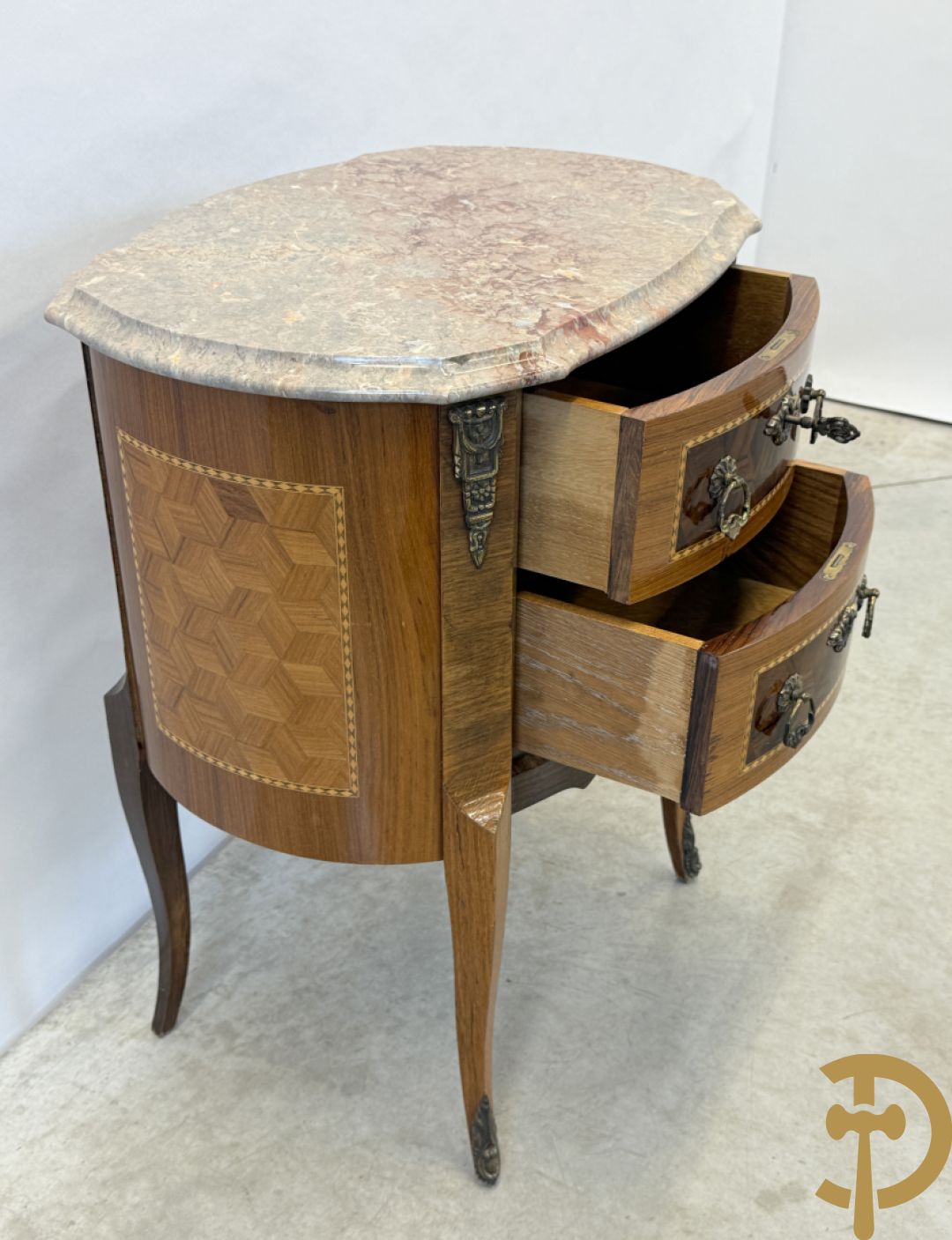 Notelaren geparketteerd tweeladenkastje met bronsbeslag, bovenaan bezet met marmeren blad