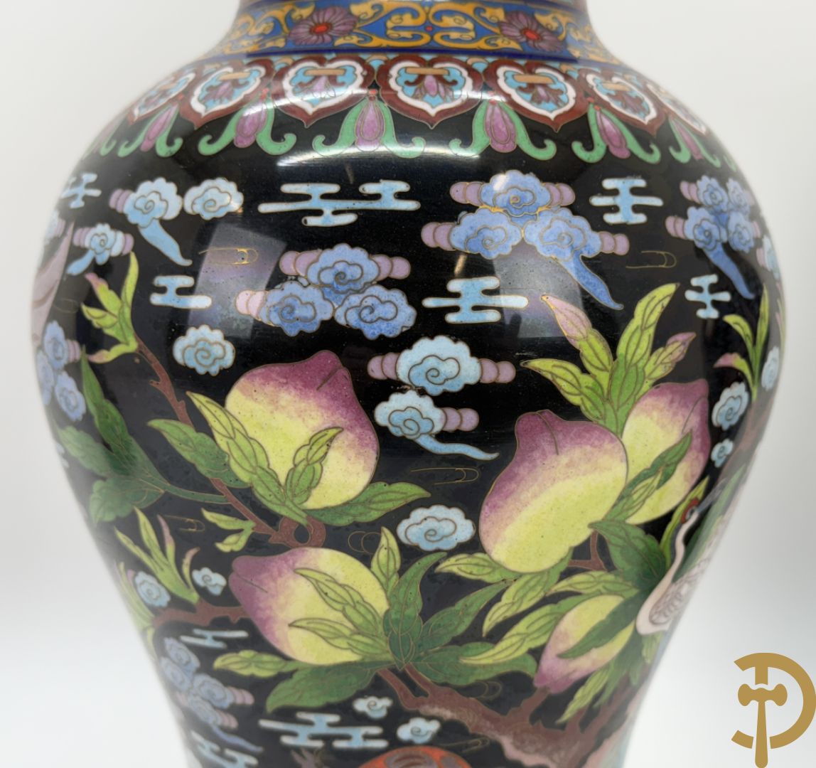 Paar cloisonévazen met bloemen en vogeldecor op zwarte fond - op houten sokkel