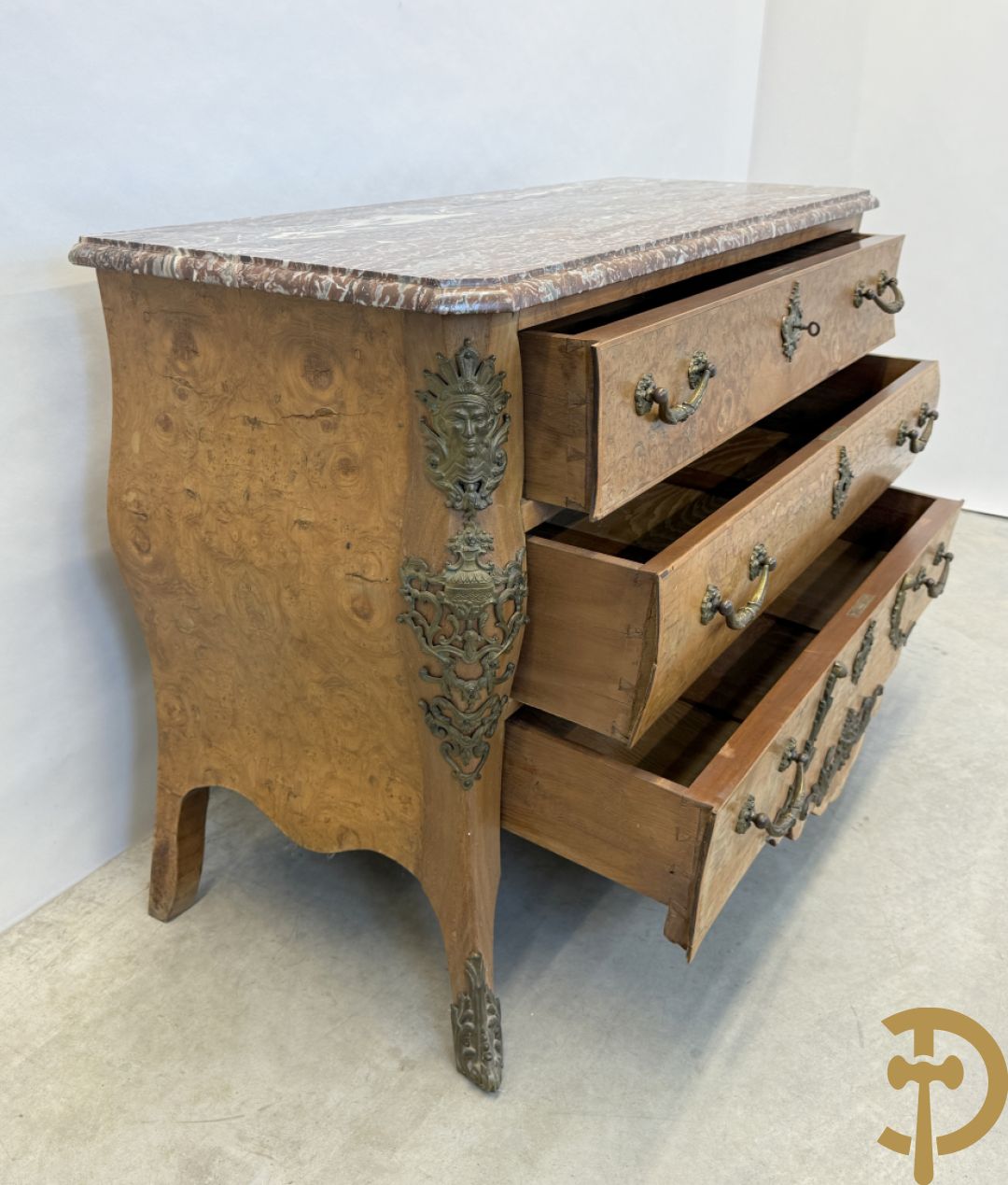 Wortelnotehouten drieladencommode met bronsbeslag van mazarinkoppen en accanthusranken, bovenaan met rood geaderd marmeren blad