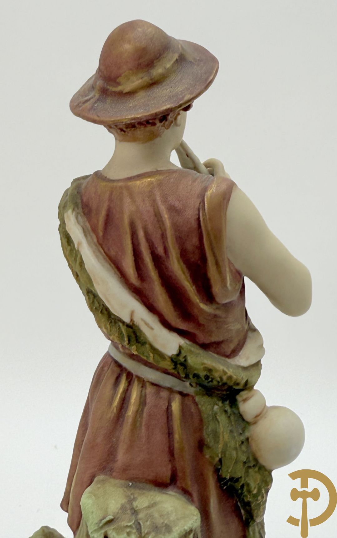 Herderspaar met ram in Royal Dux, onderaan gemerkt 351 en 352