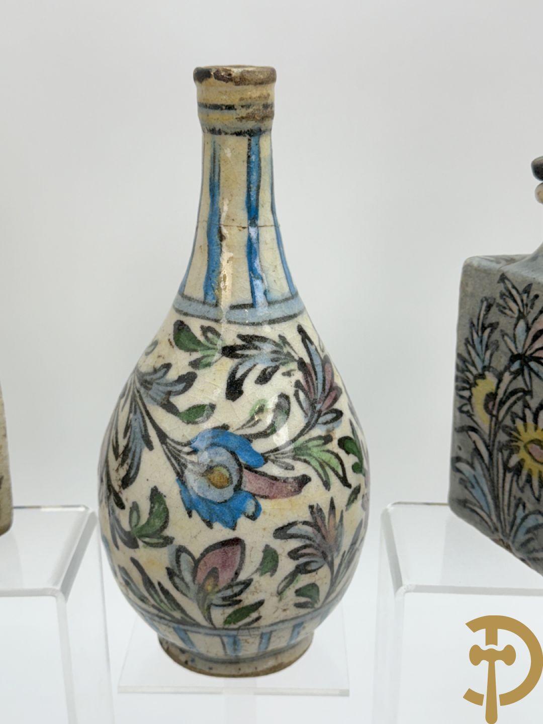 10 meerkleurige geglazuurde keramieken flesjes met decor van bloemen-en dierenmotieven, Iznik