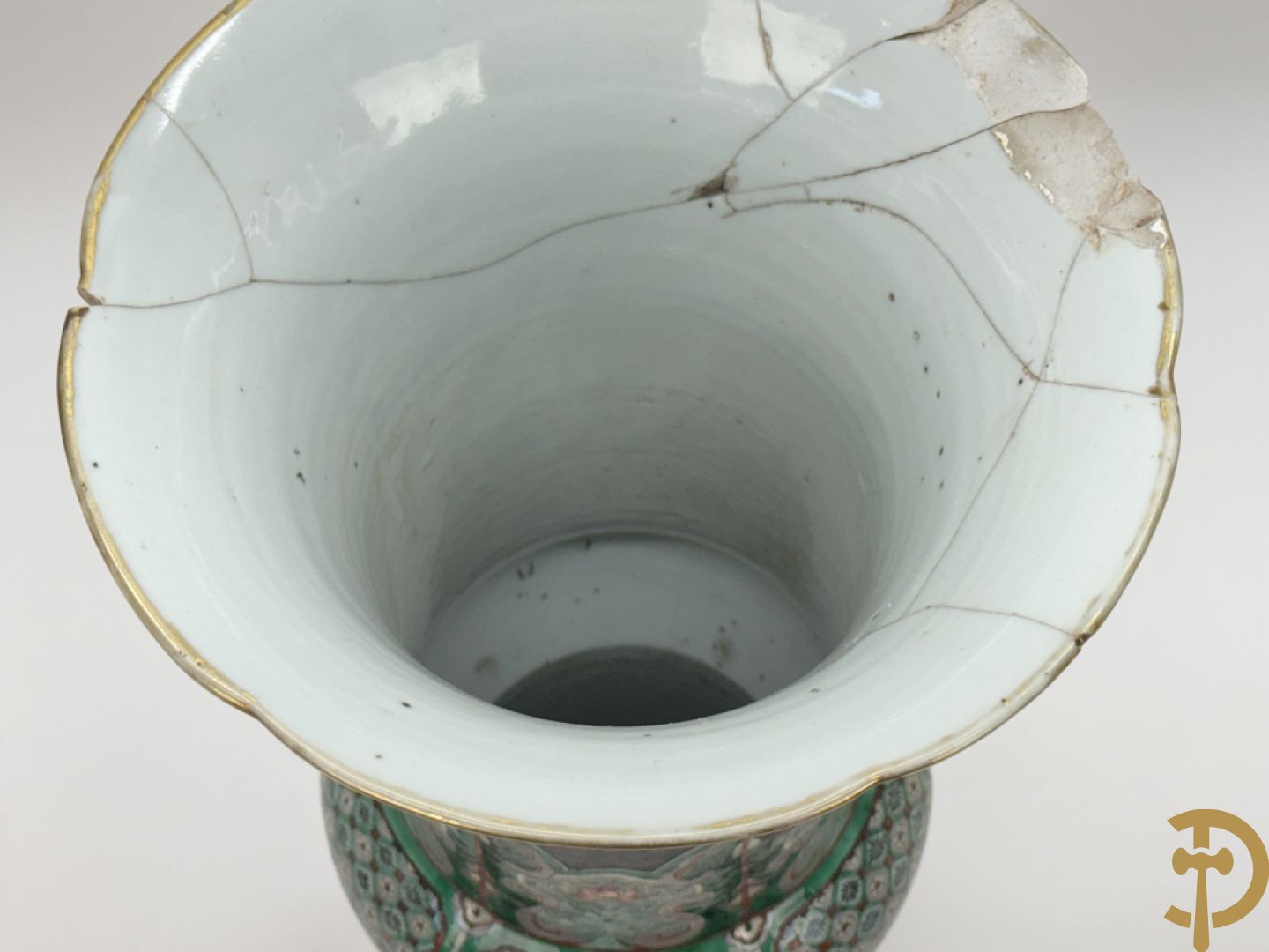 Antieke Chinese Gu vaas met geschenkendecor op zwarte fond