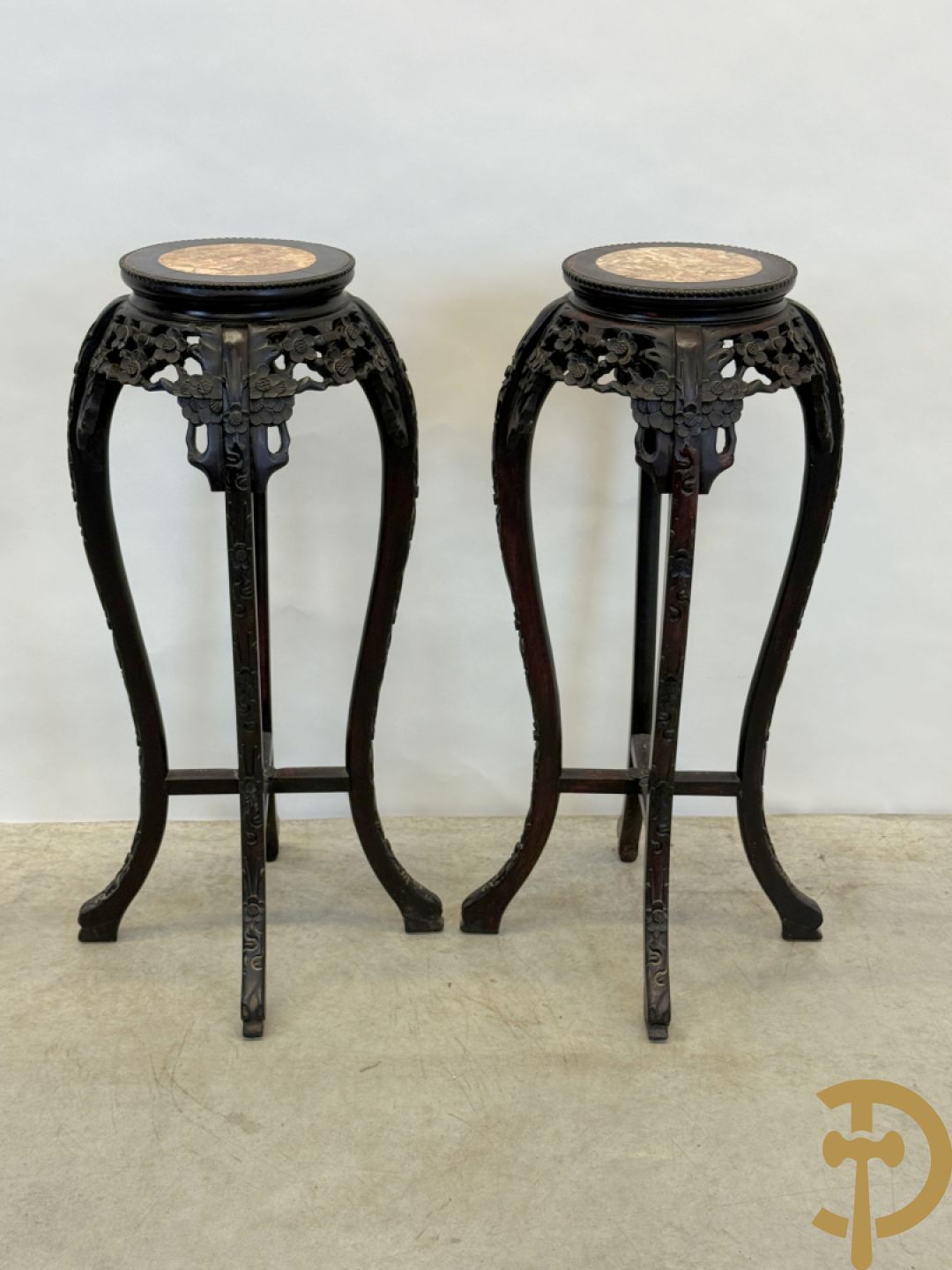 Paar hoge Chinese handgesculpteerde staanders met bloemen