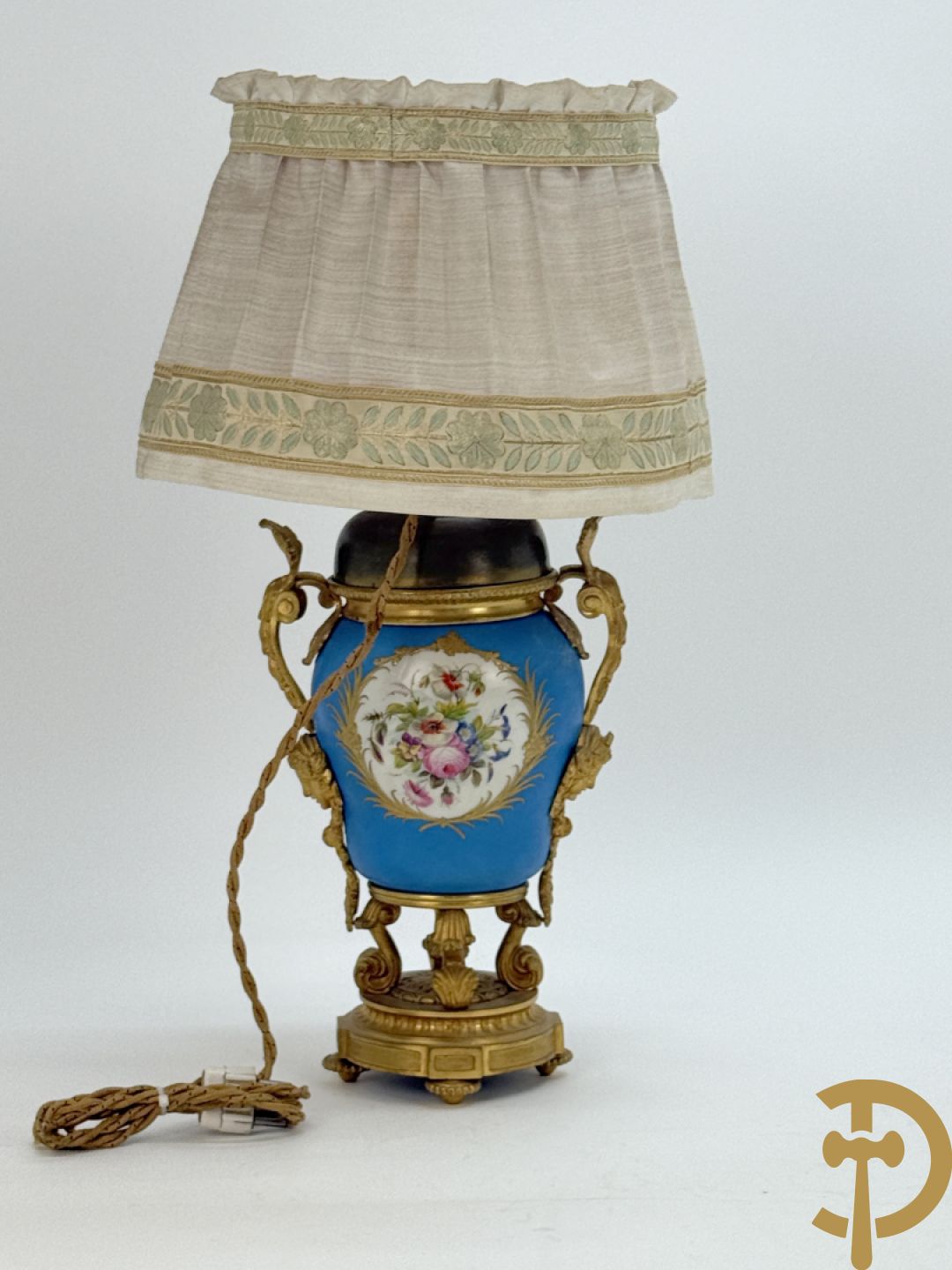 Bronzen lampadaire met accanthusranken en centraal Sèvres coupe gedecoreerd met cupido en bloemendecor