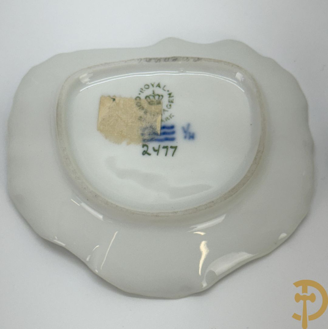 Reeks biscuitbeelden in Royal Copenhagen o.a. saterfiguur met bok, vogeltjes, hond, muis, ijsbeer, schaaltje