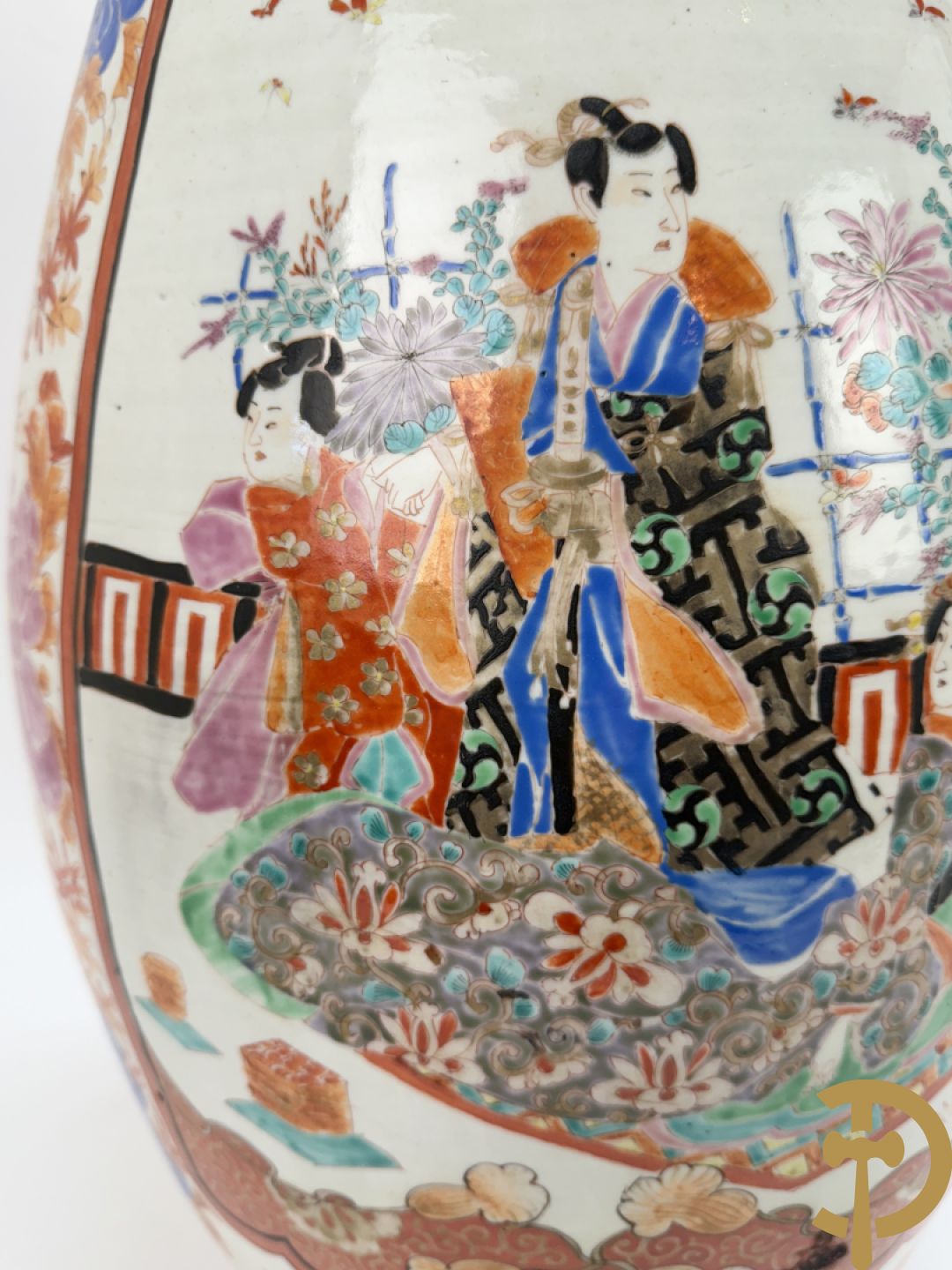 Paar Japanse porseleinen waaiervazen met bloemen en geanimeerd decor