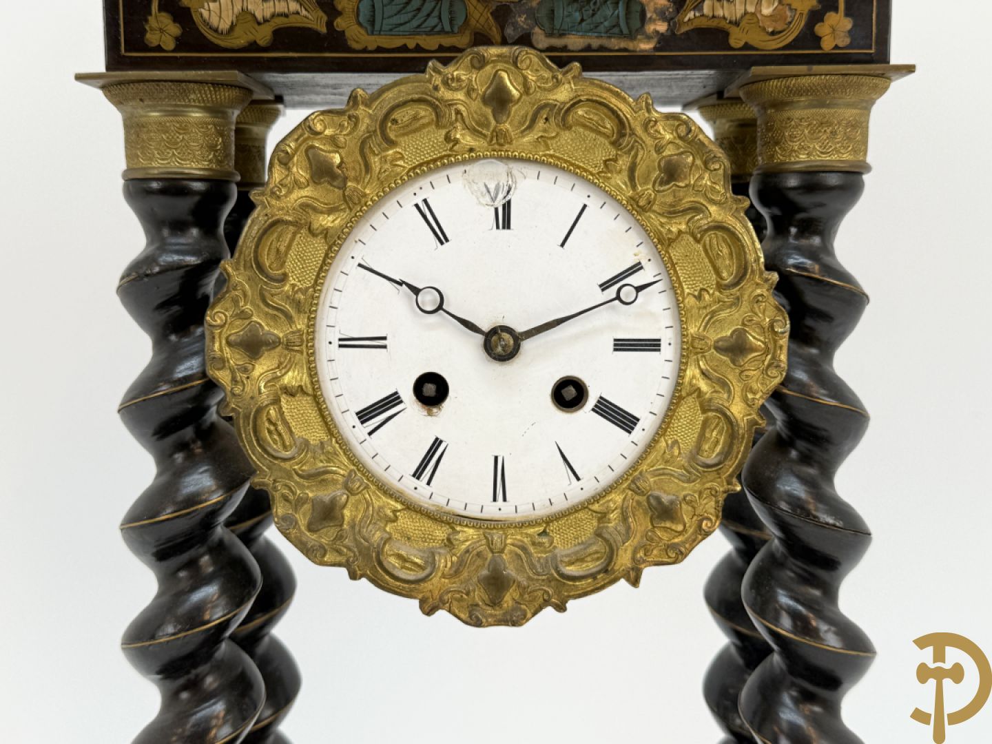 Napoleon III pendule met 4 getorste zuilen en koperinleg