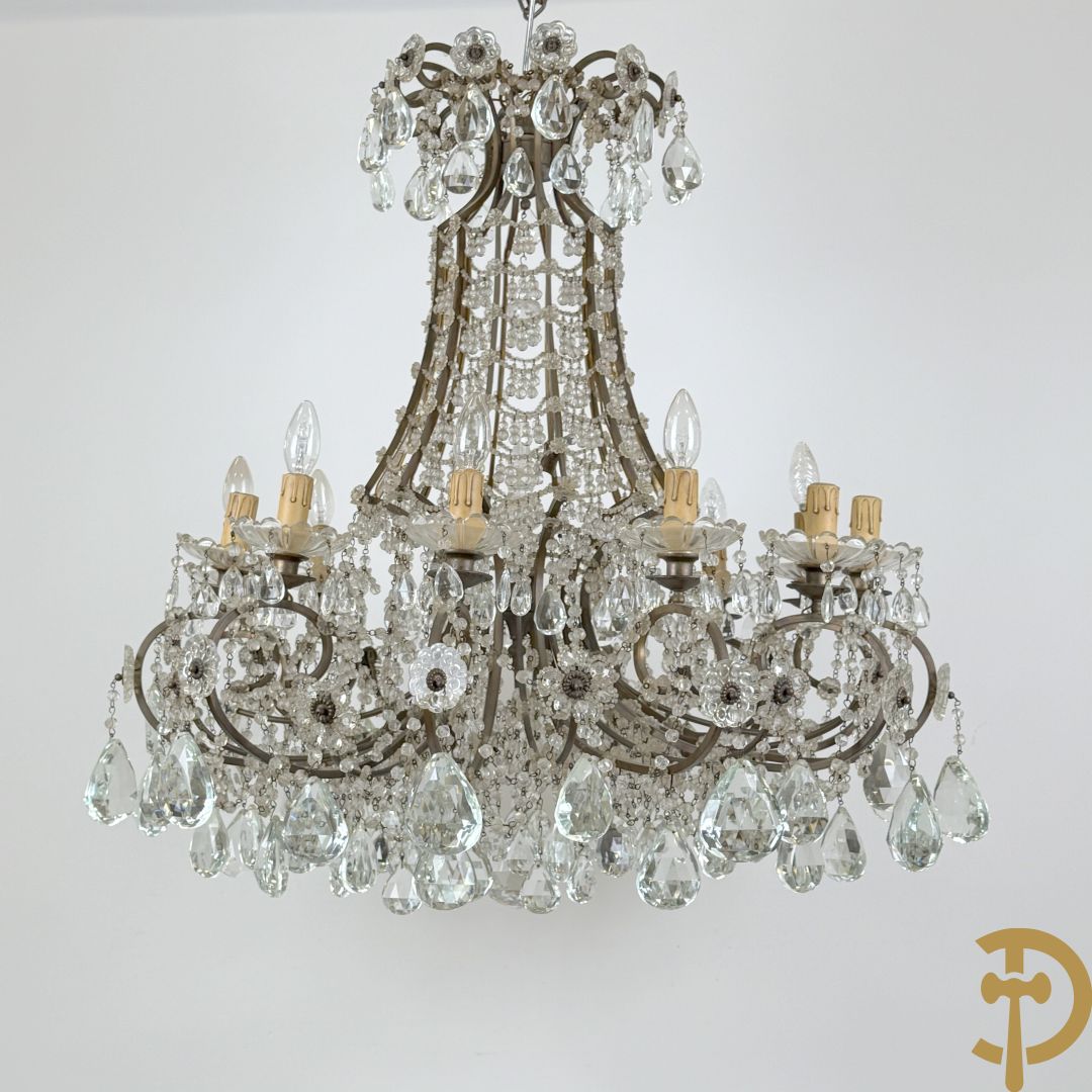 Italiaanse ijzeren luchter met kristallen bellen