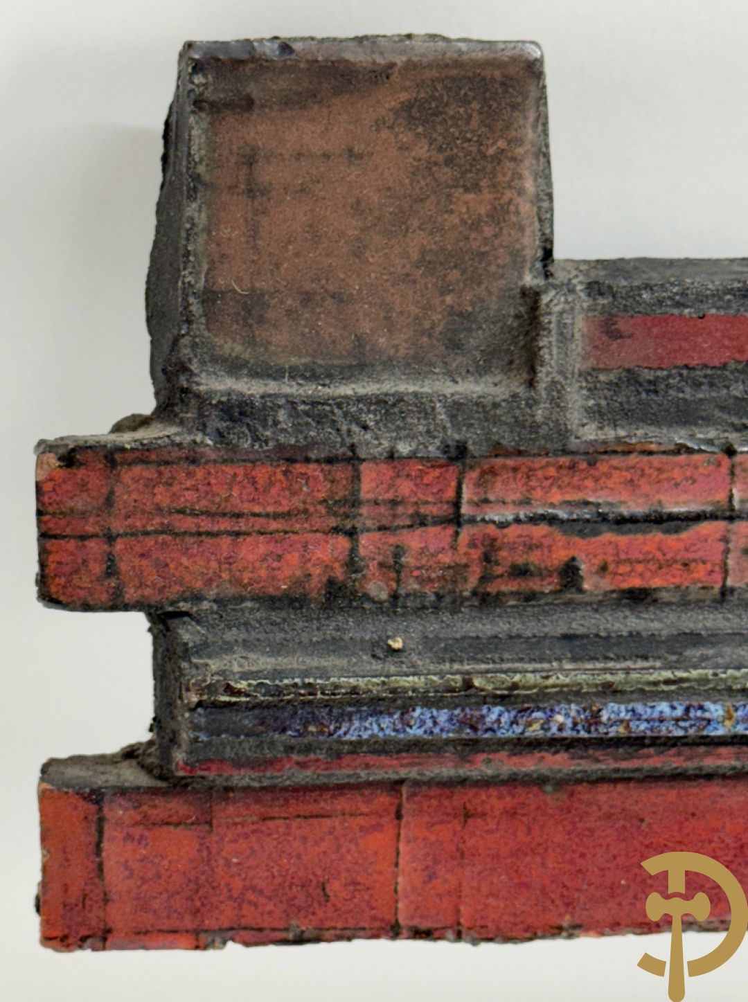 Muurplakkette met geometrische motieven in gekleurd keramiek, Pia Manu 1/3/63