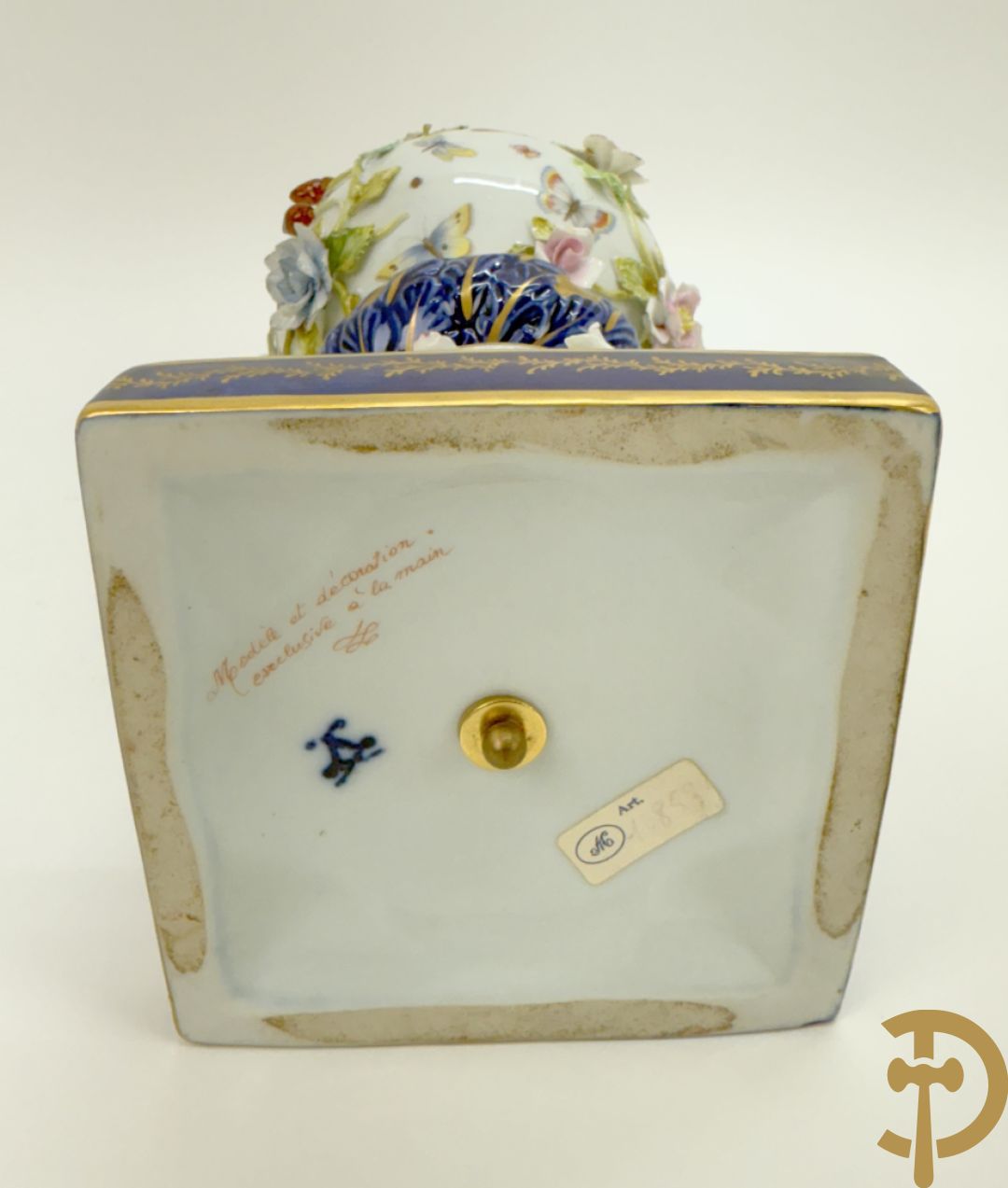 Porseleinen siervaas met handbeschilderd geanimeerd decor bezet met basrelief van bloemen en bovenaan bekroond met deksel met vogel