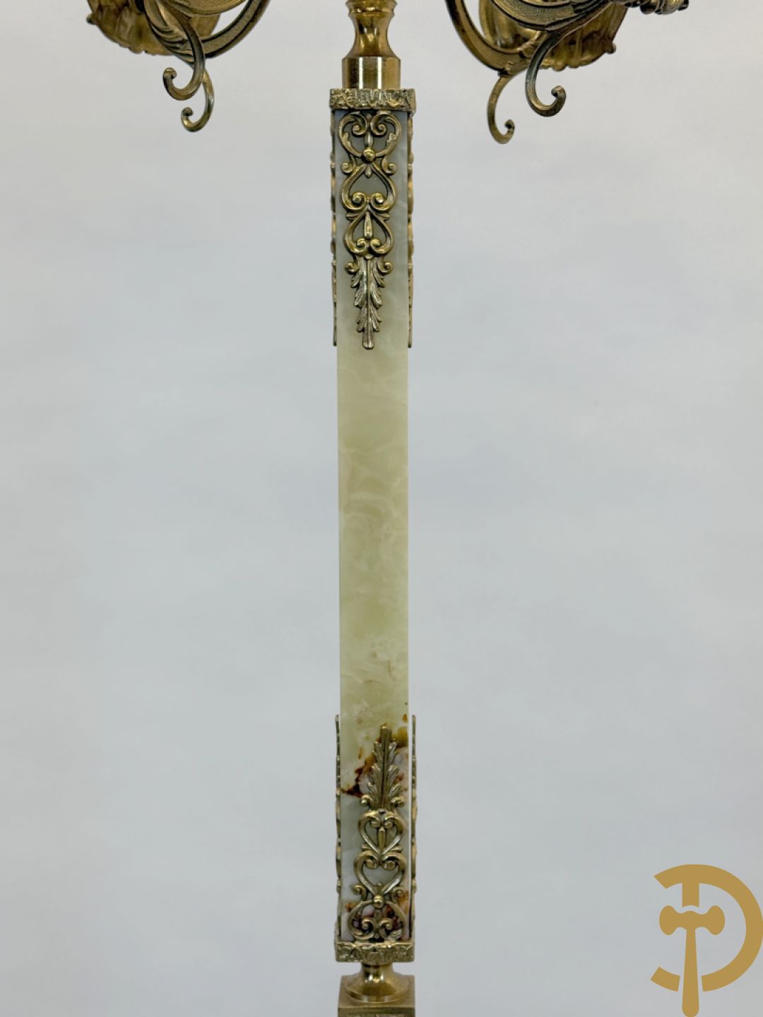 Staande kapstok met onix en bronzen ornamenten