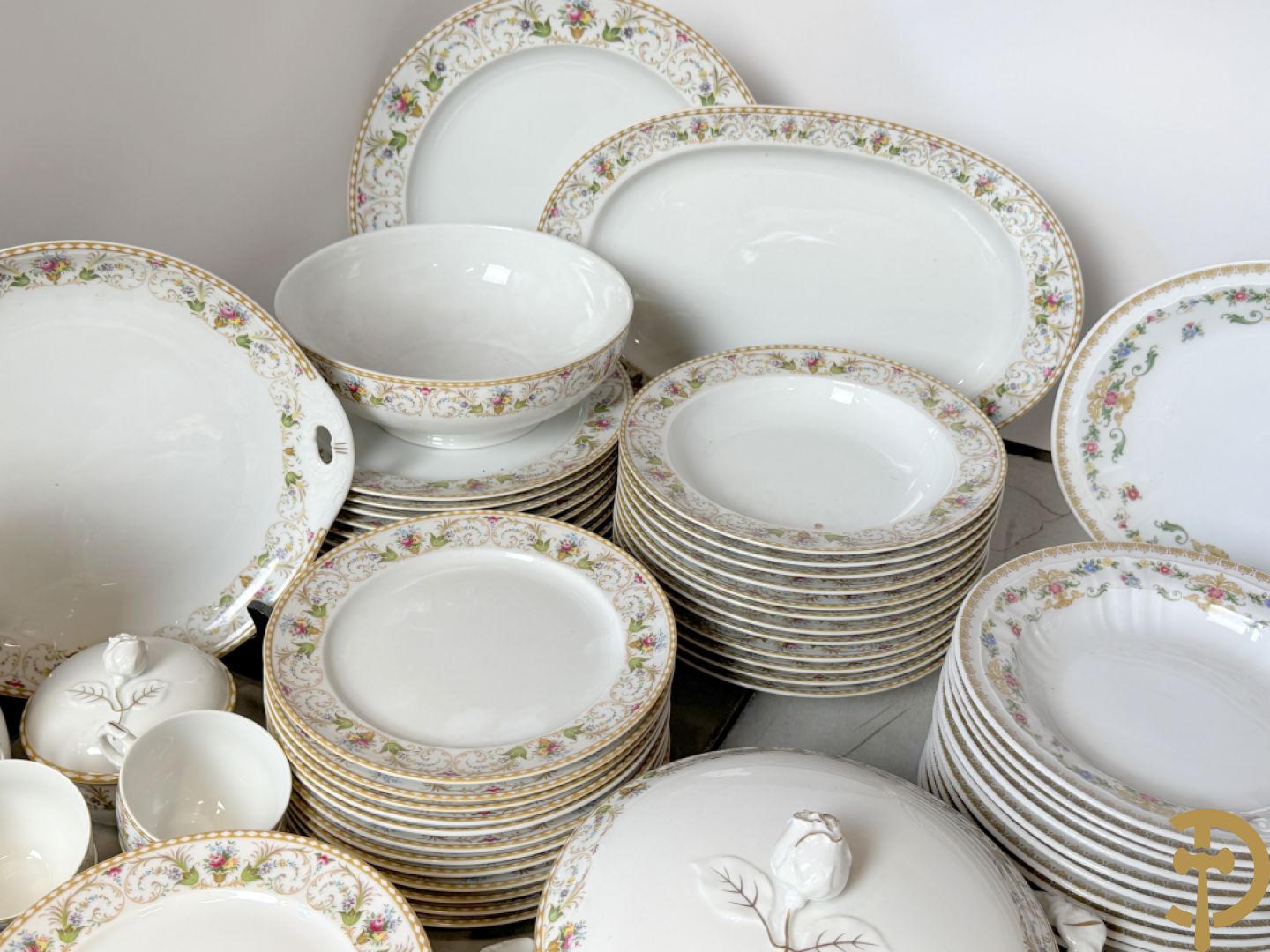 Porseleinen eetservies met bloemendecor, Eschenbach + Porseleinen eet- en koffieservies met gebloemde rand, Fürstenberg