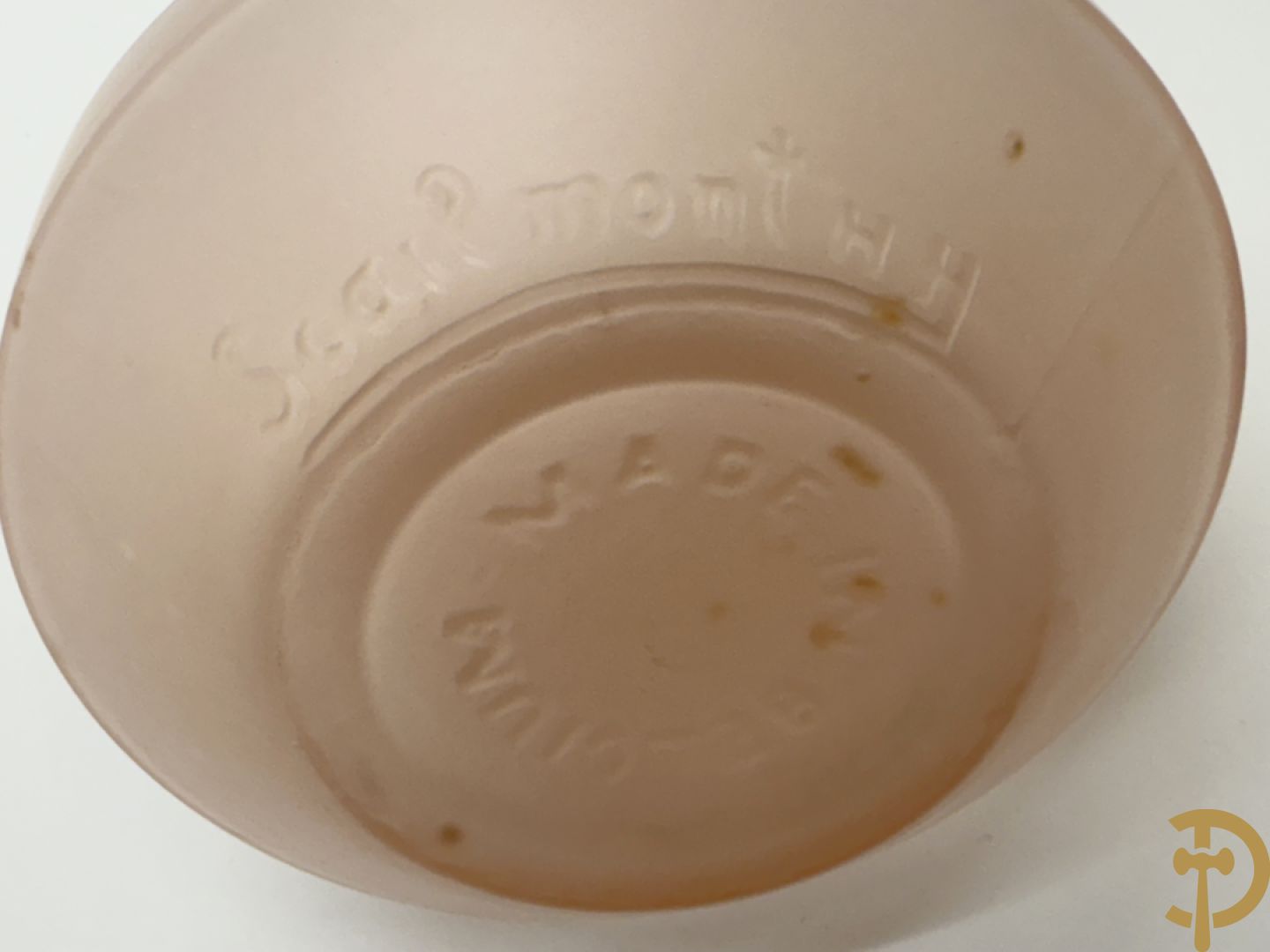 Geperste glazen Art deco vaas, Scailmont H.H. gemerkt  (Henri Heemkerk) + pique fleur in geperst glas met bloemenmotieven Scailmont gemerkt