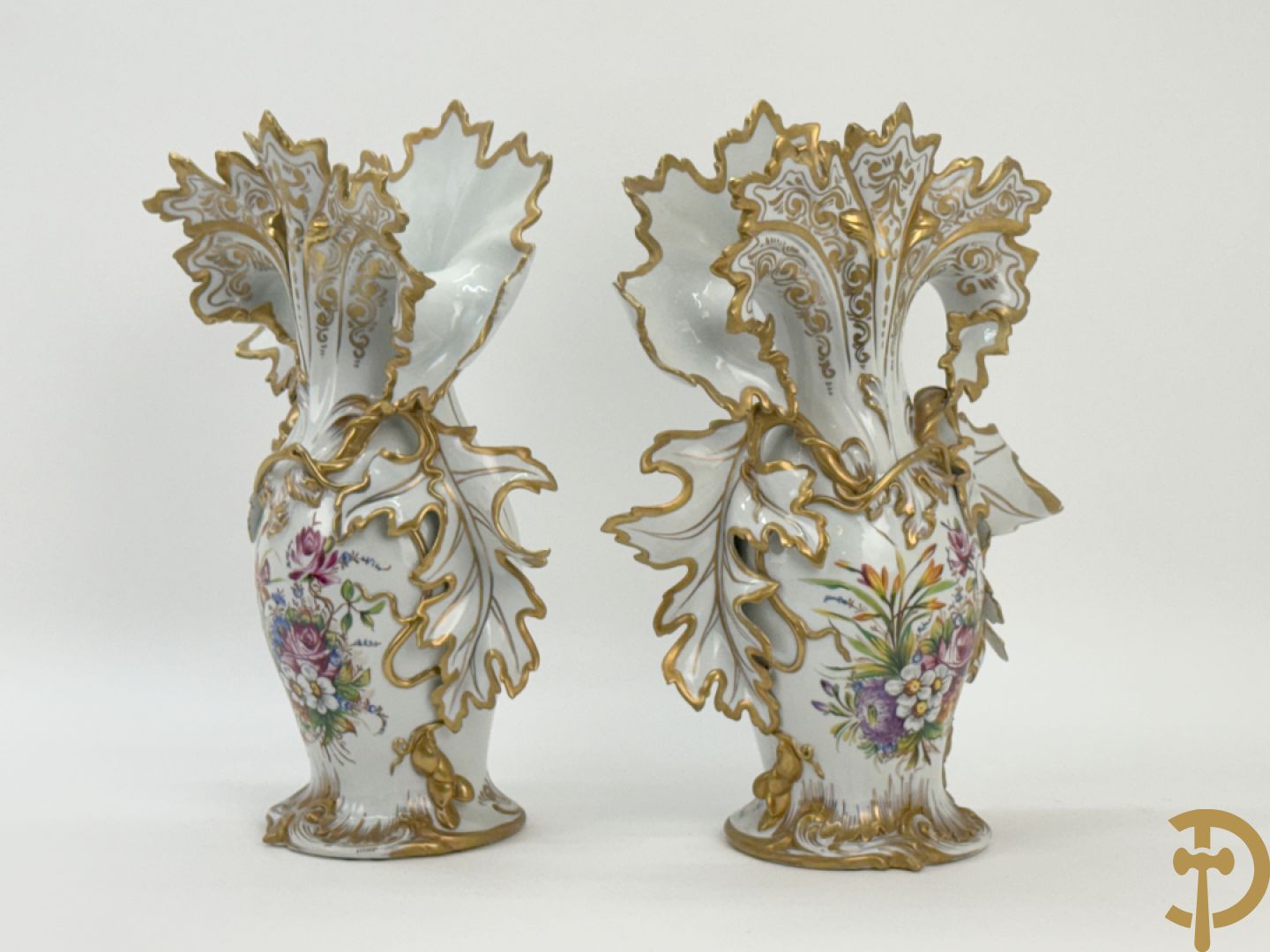 Paar porseleinen cornetvazen met bloemendecor, deels verguld, gemerkt Capo di Monte