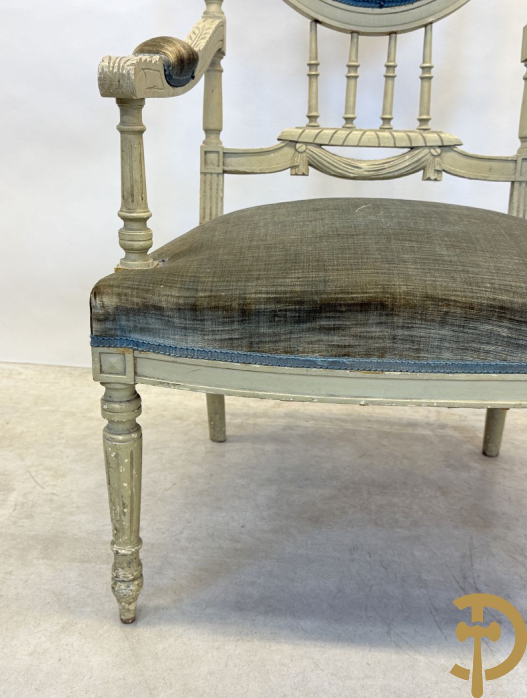 Louis XVI salonensemble bestaande uit canapé, 2 armzetels, 2 stoelen en salontafel