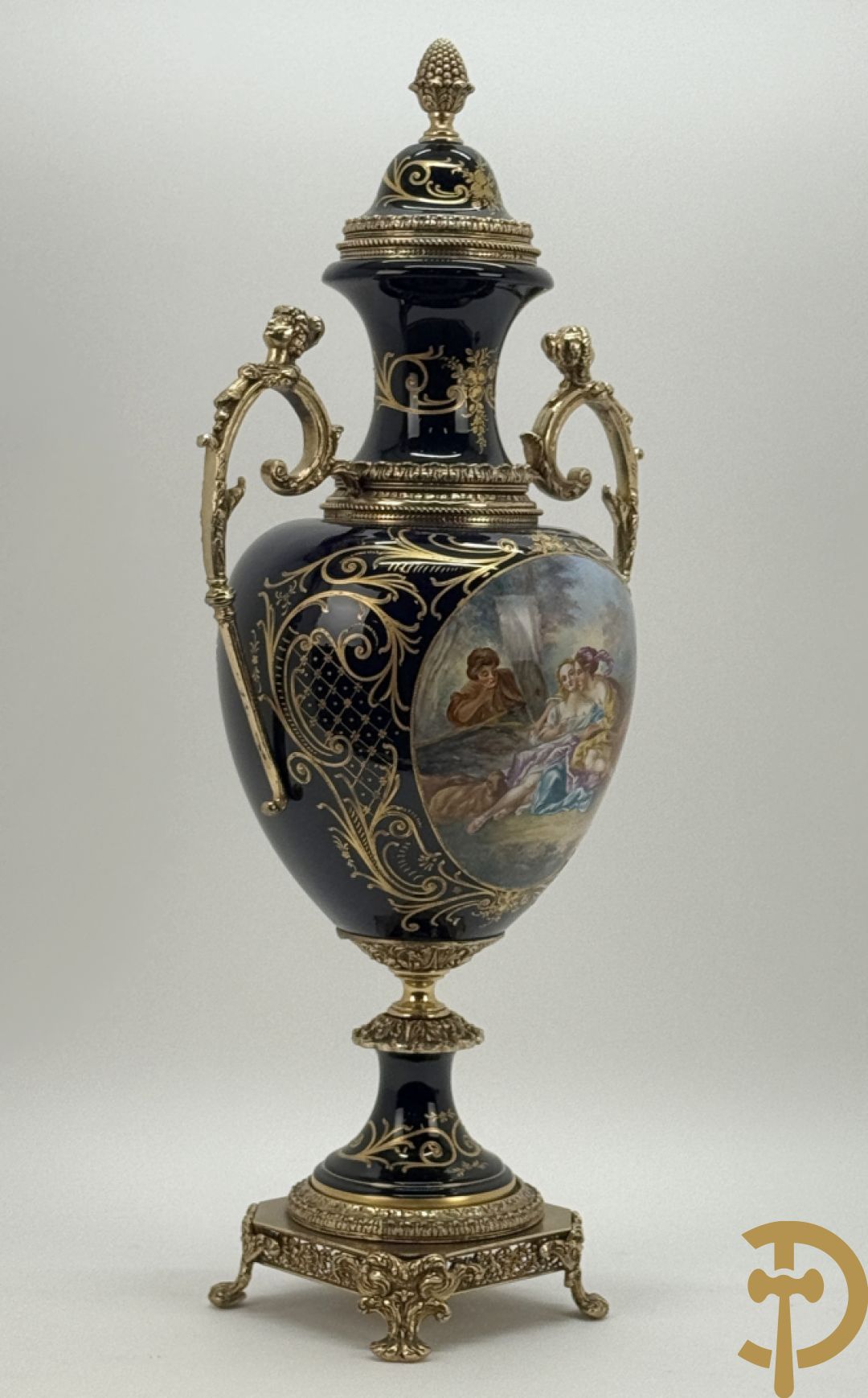 Blauwe porseleinen vaas met lieftallig decor, Sèvres stijl, bezet met bronzen ornamenten