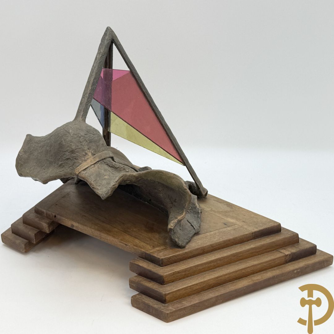 LAMPENS Mark - L.M. gemonogrammeerd Surrealistisch beeld van een damesbuste onder piramide
