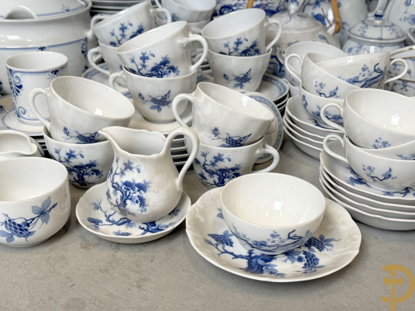 Porseleinen eet- en koffieservies, Winterling Kirchenlamitz Bavaria, met kobaltblauw decor + Porseleinen eet- en koffieservies met blauw bomendecor, Bavaria