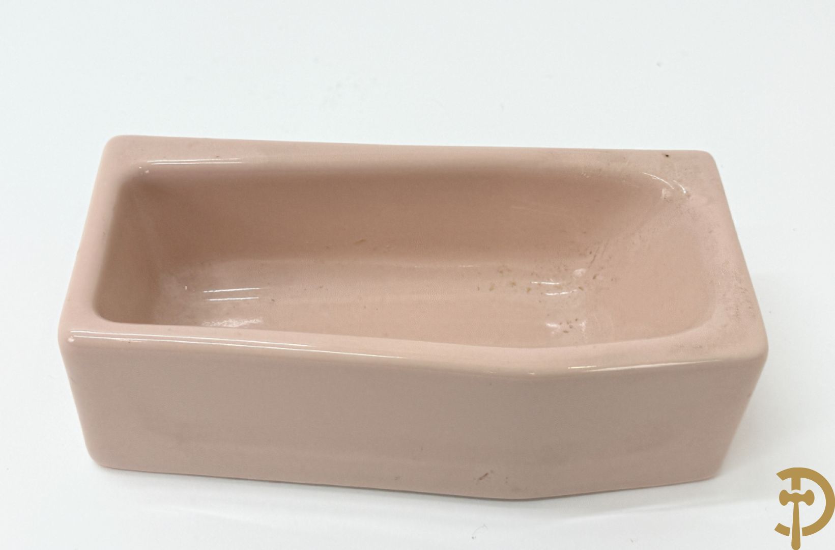 Gietijzeren Engelse hond + spaarpotten van gietijzeren varken, gipsen hond en gietijzeren kachel + verzamelobjecten Sphinx en Selles + koperen waterkraan