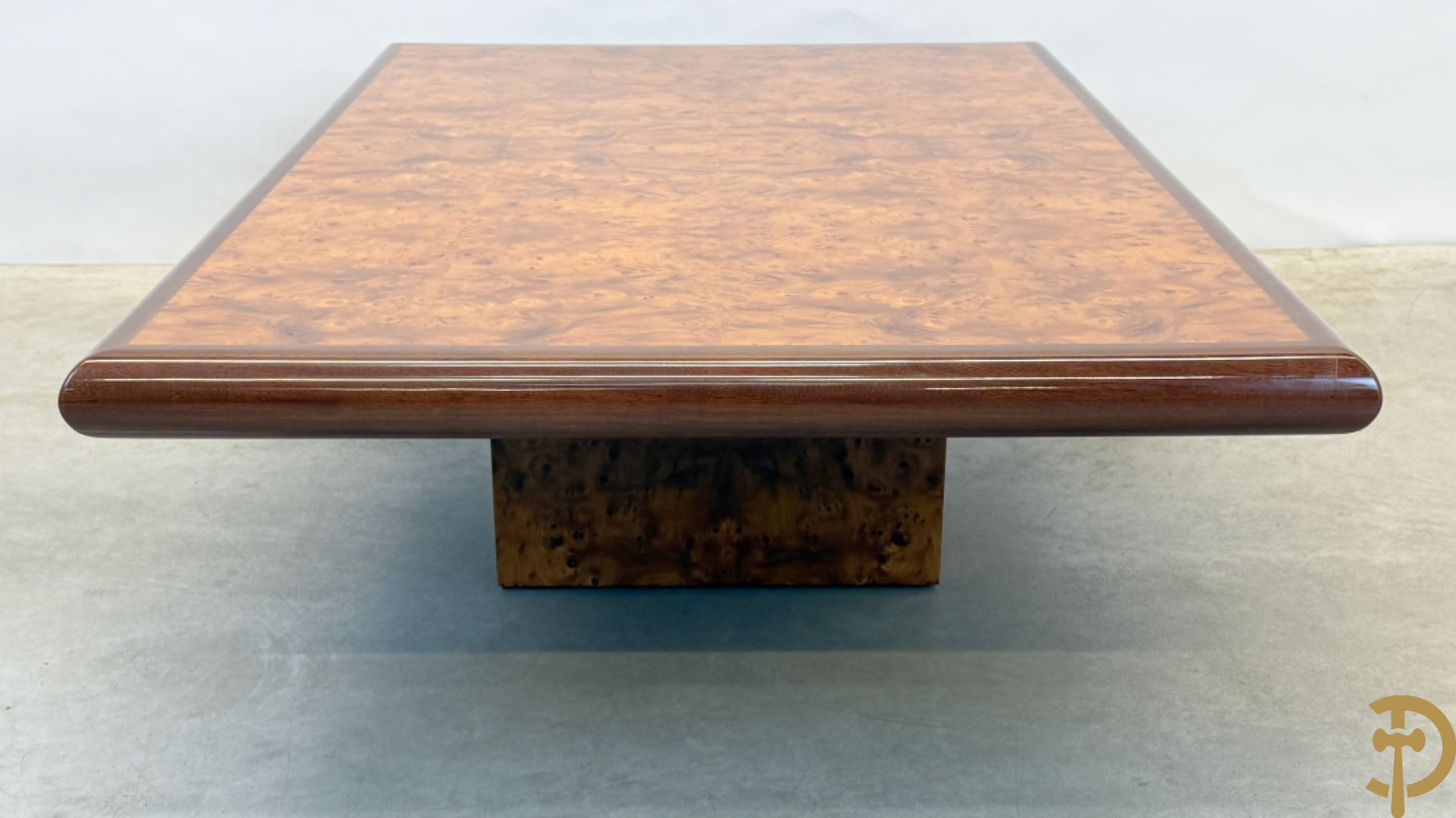 Wortelnotehouten salontafel met notelaren boord, gemerkt Mahay J.C.