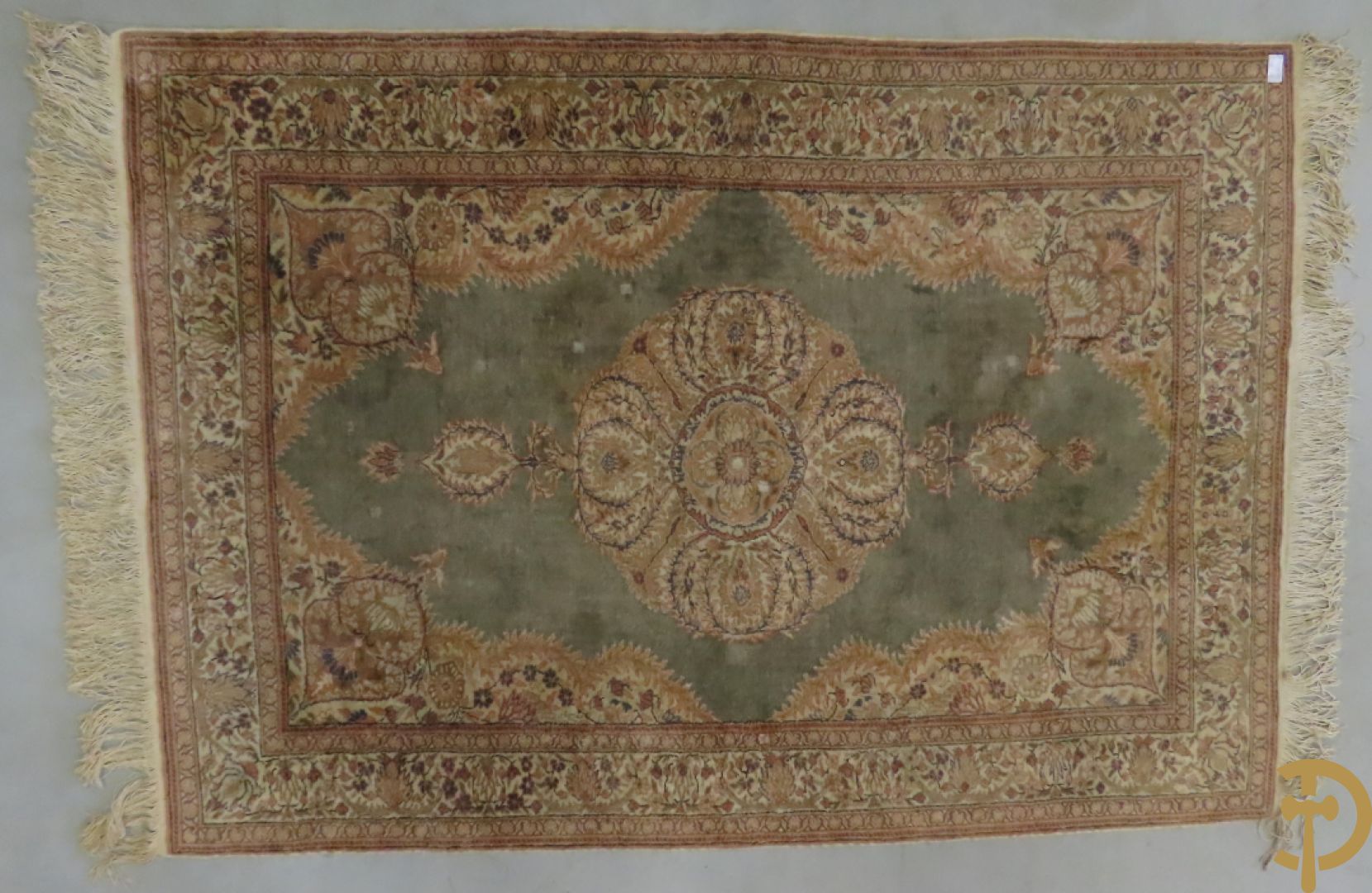 Oosters handgeknoopt tapijt met centraal decor en bloemenmotieven