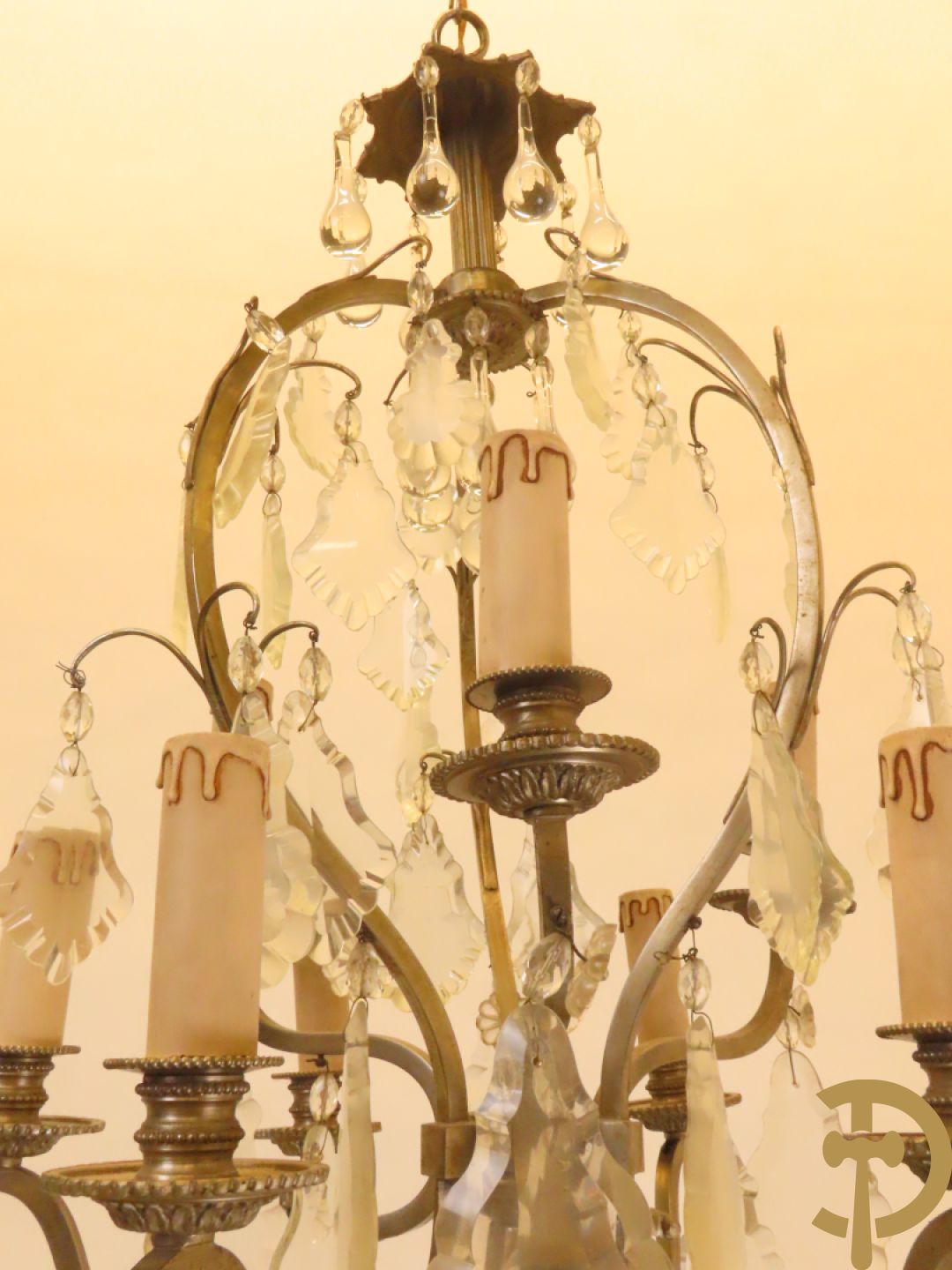 Franse chrome luchter met  9 lichtpunten bezet met tranenbellen en plakettes