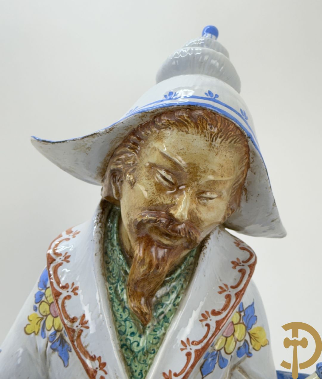 Meerkleurig Italiaans beeld van zittende oosterse man met snaarinstrument