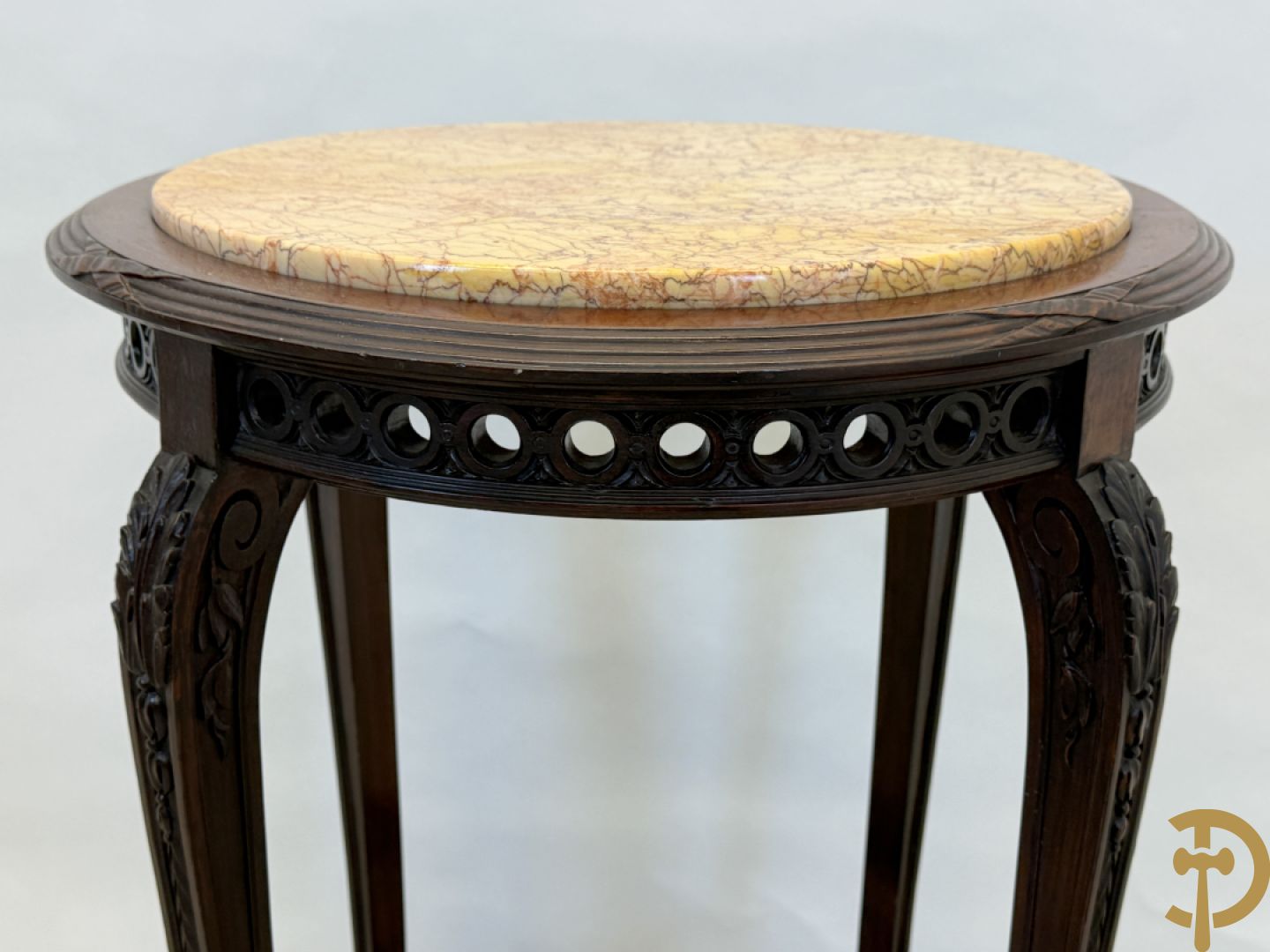 Notelaren bijzettafel met marmeren blad op voluutvormige poten