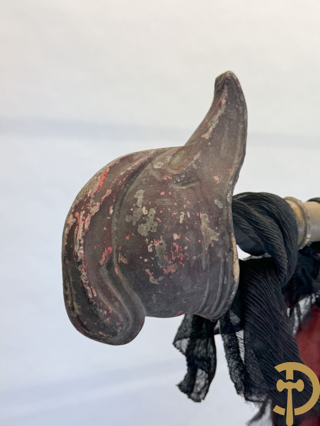 Franse vaandel met gouden gesculpteerde helm bezet bovenaan, Parti Socialiste S.F.I.O. Comité Jean Jaures Lille, gemerkt Fabriqué de Drapeaux de Societés Insignes Moyart-Castin, 3 Rue des Chats Bossus Lille