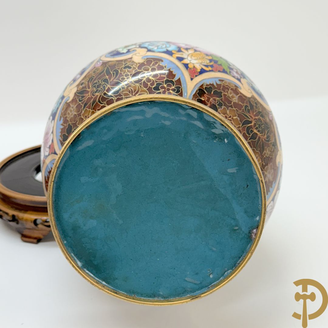 Paar cloisoné vazen met kleurrijk bloemendecor op houten sokkel