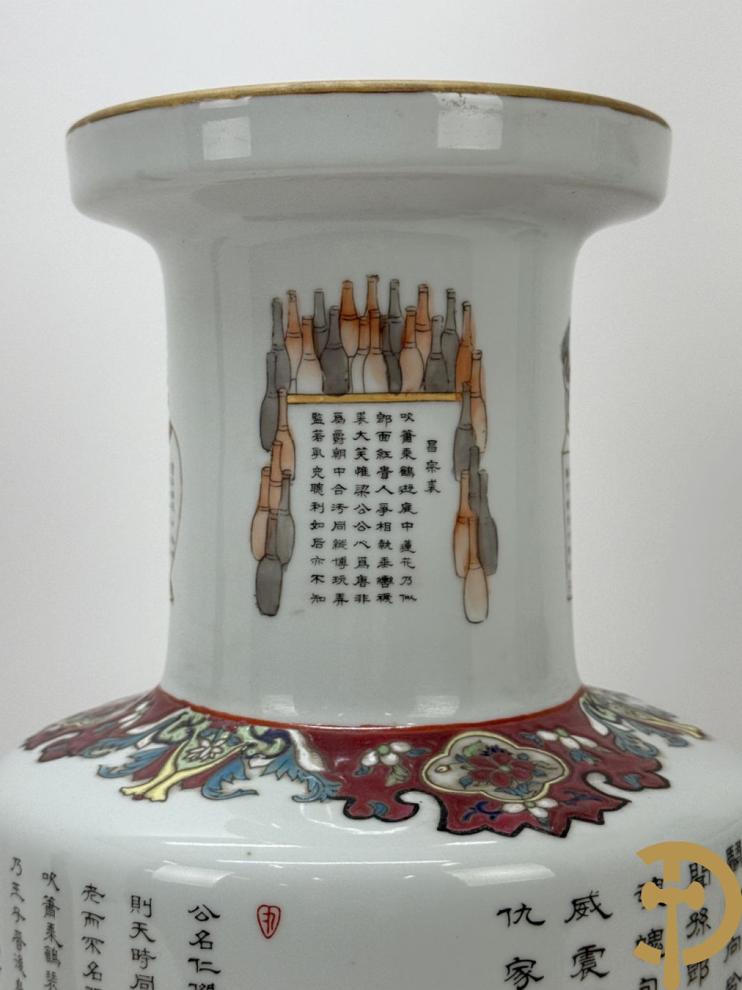 Paar porseleinen Chinese vazen met decor van personages en Chinese tekens, handgekleurd