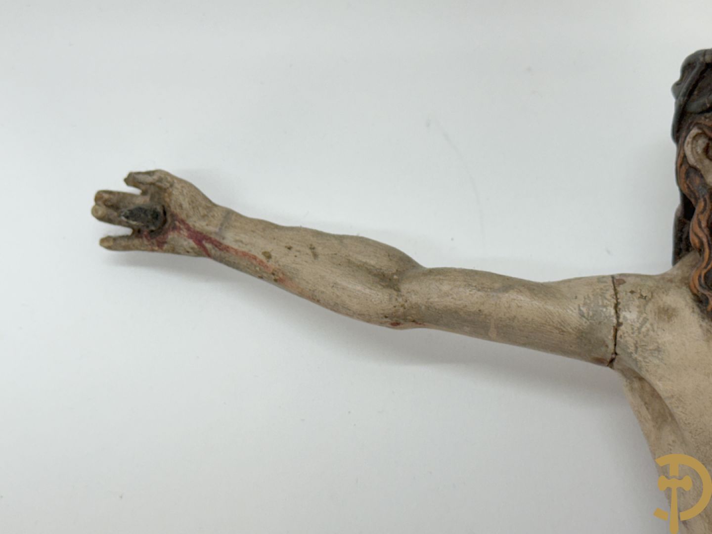 Twee houtgesculpteerde en gepolychromeerde corpussen, 18e