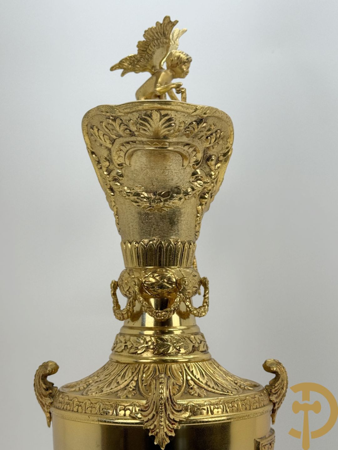 Vuurvergulde bronzen amfoorvaas met basrelief van dame en bezet met cupido