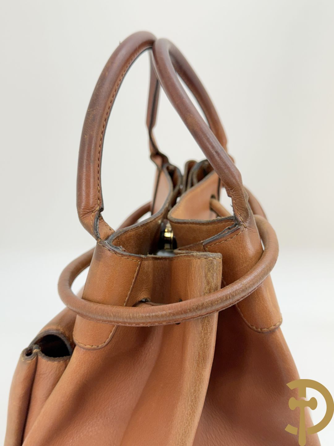 Bruin lederen handtas Delvaux + cognac lederen schoudertas Equivoque Delvaux