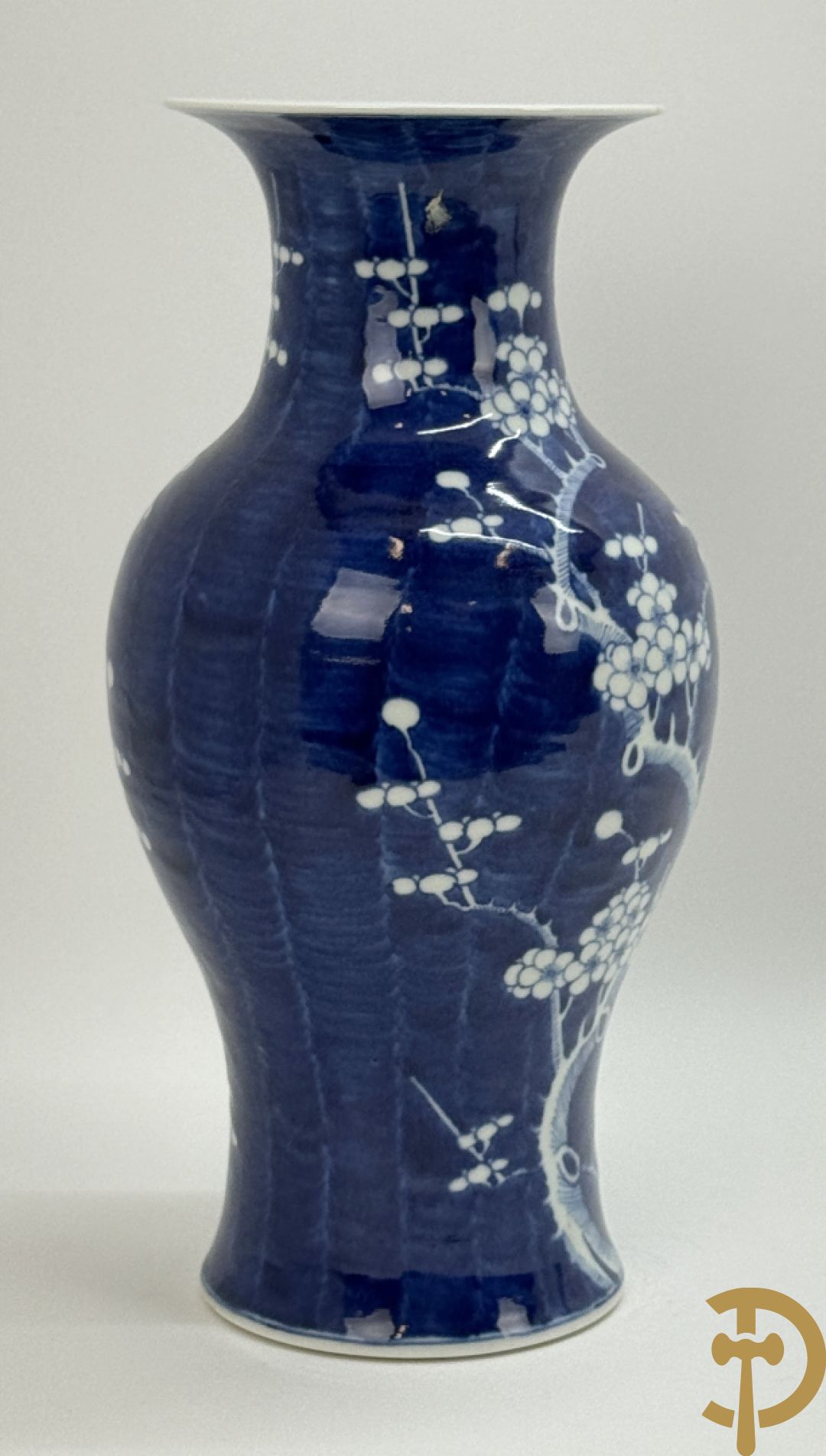 Chinese porseleinen blauw/wit vaas met decor van bloemen op tak